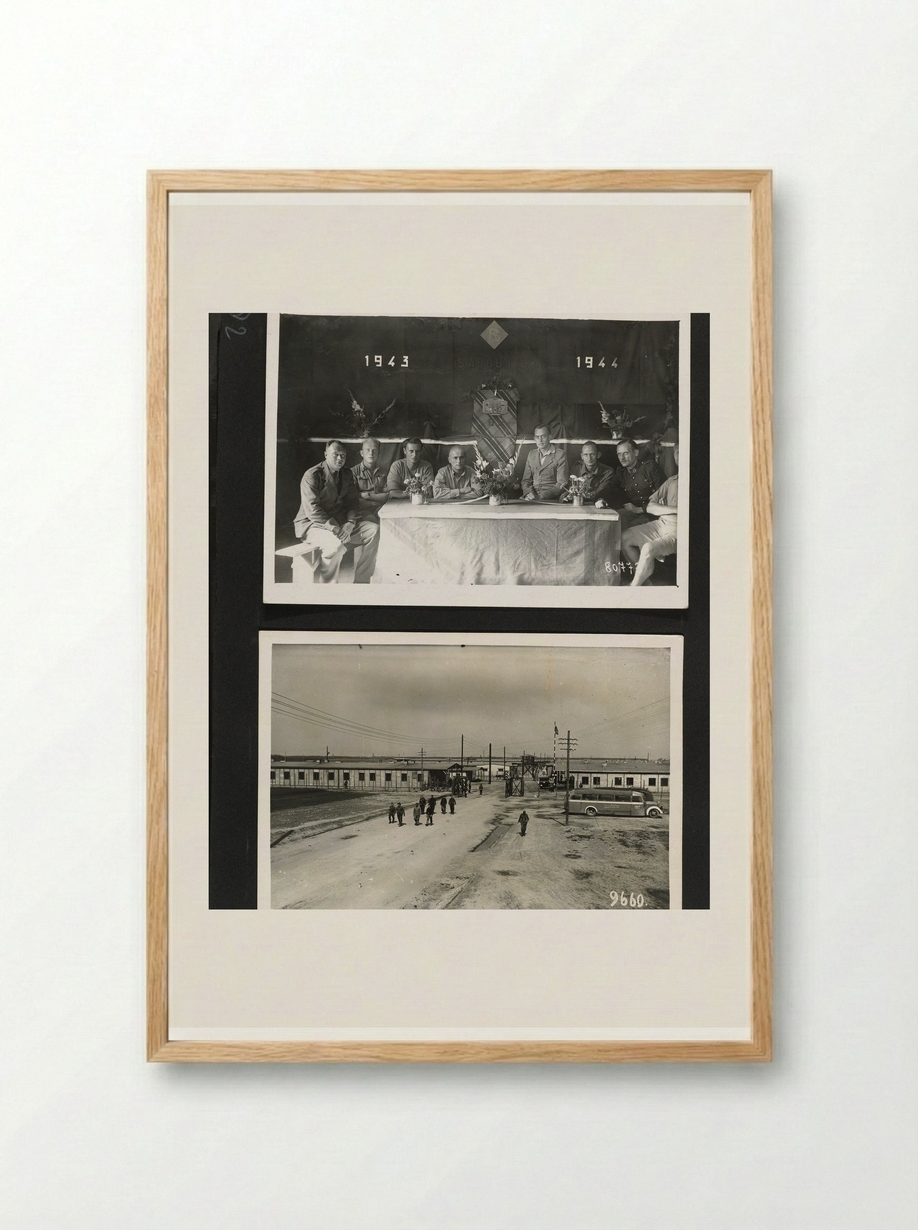 Officieren en straat in kamp - Dick W.B. van Maarseveen - Framed Print Wood