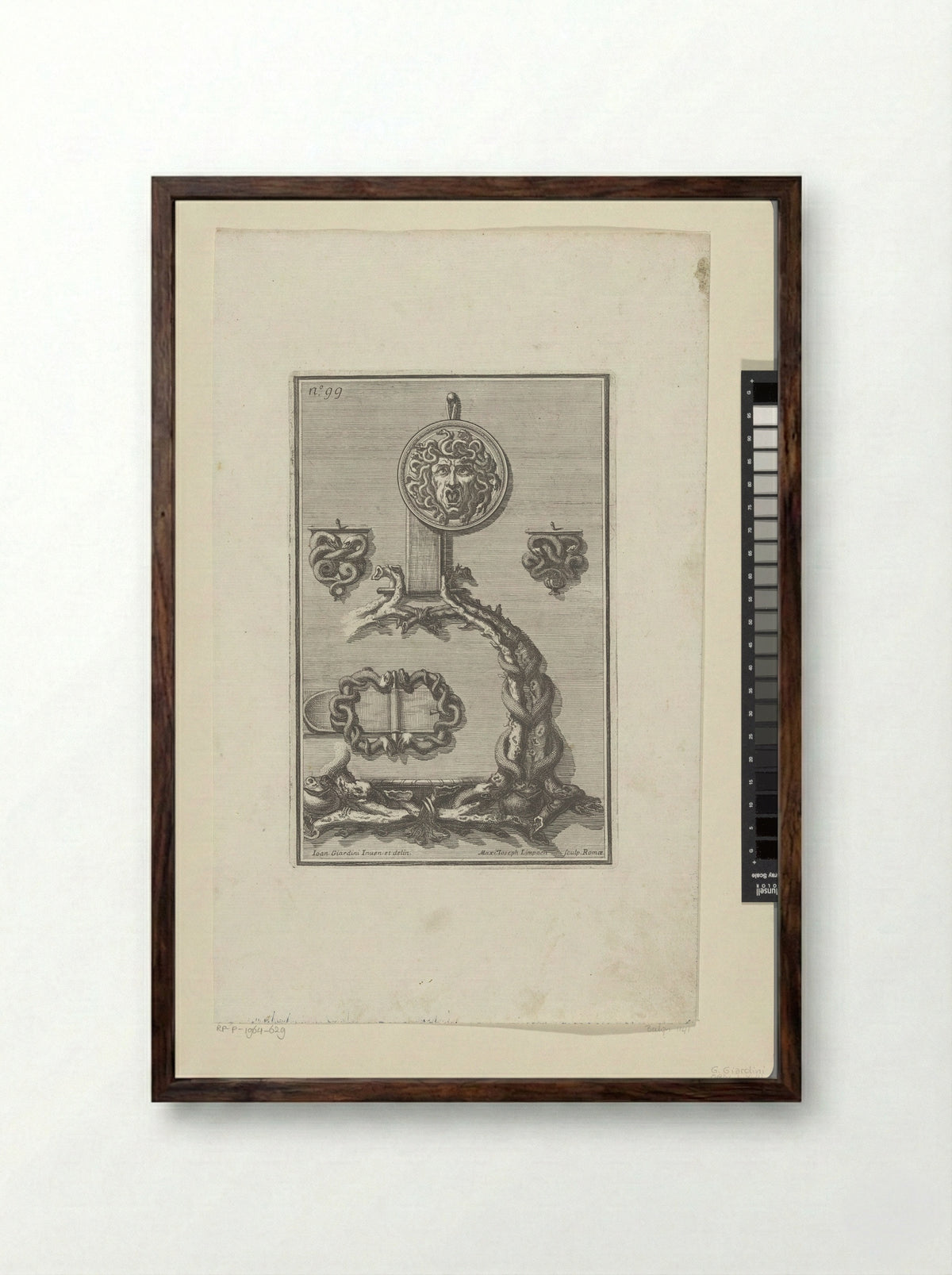 Ornamenten met slangen en een Medusakop (Clemens XI) - Giovanni Giardini - Framed Print Dark Wood