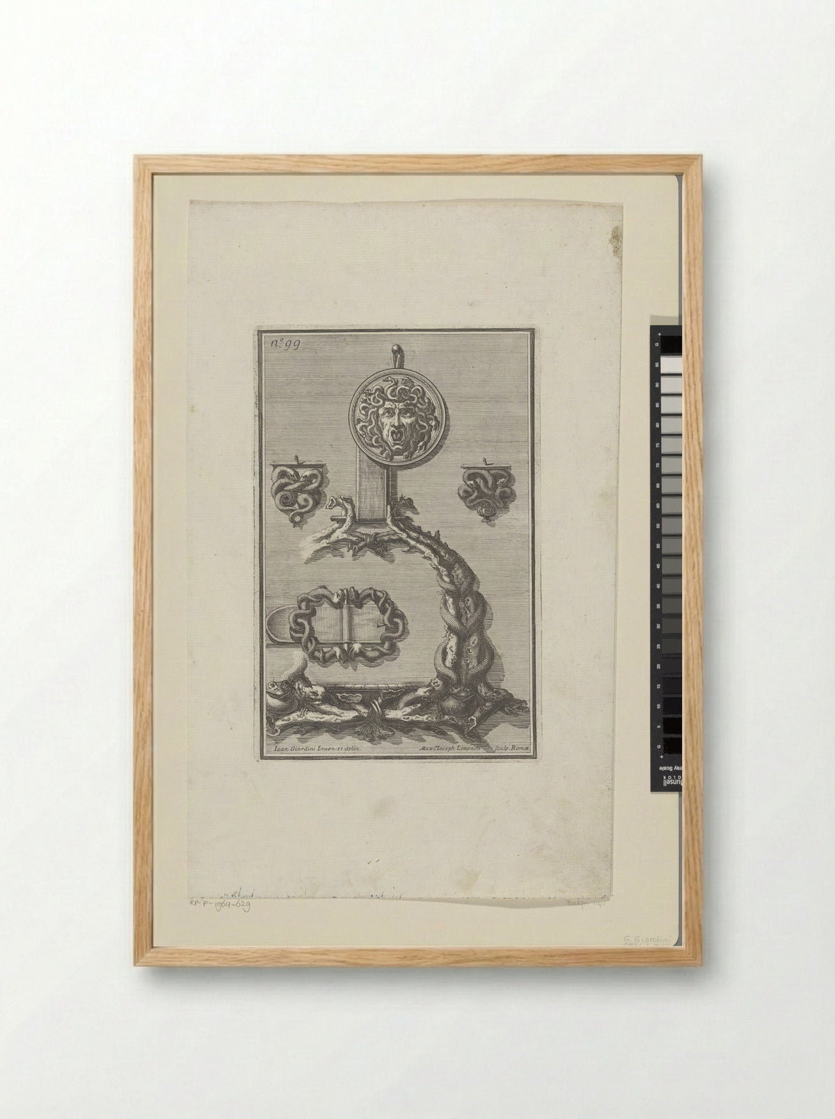 Ornamenten met slangen en een Medusakop (Clemens XI) - Giovanni Giardini - Framed Print Wood
