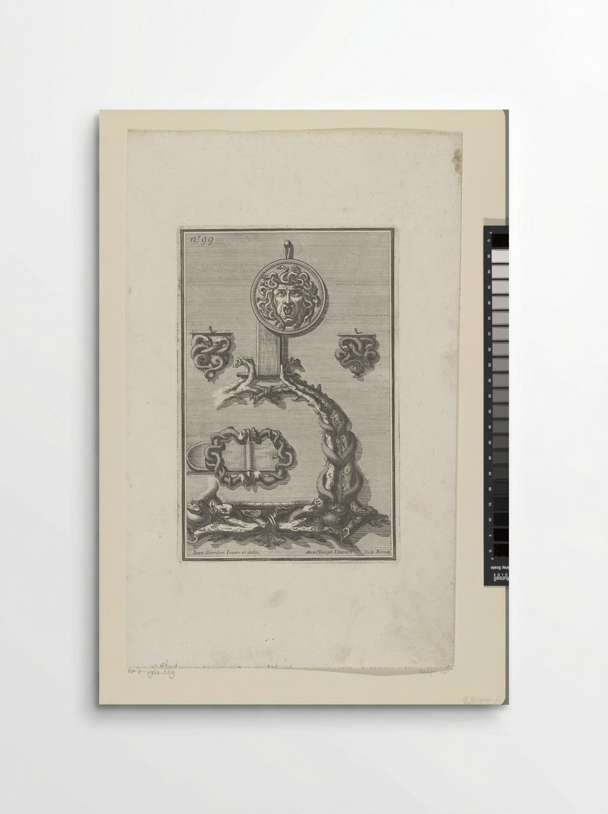 Ornamenten met slangen en een Medusakop (Clemens XI) - Giovanni Giardini - Poster
