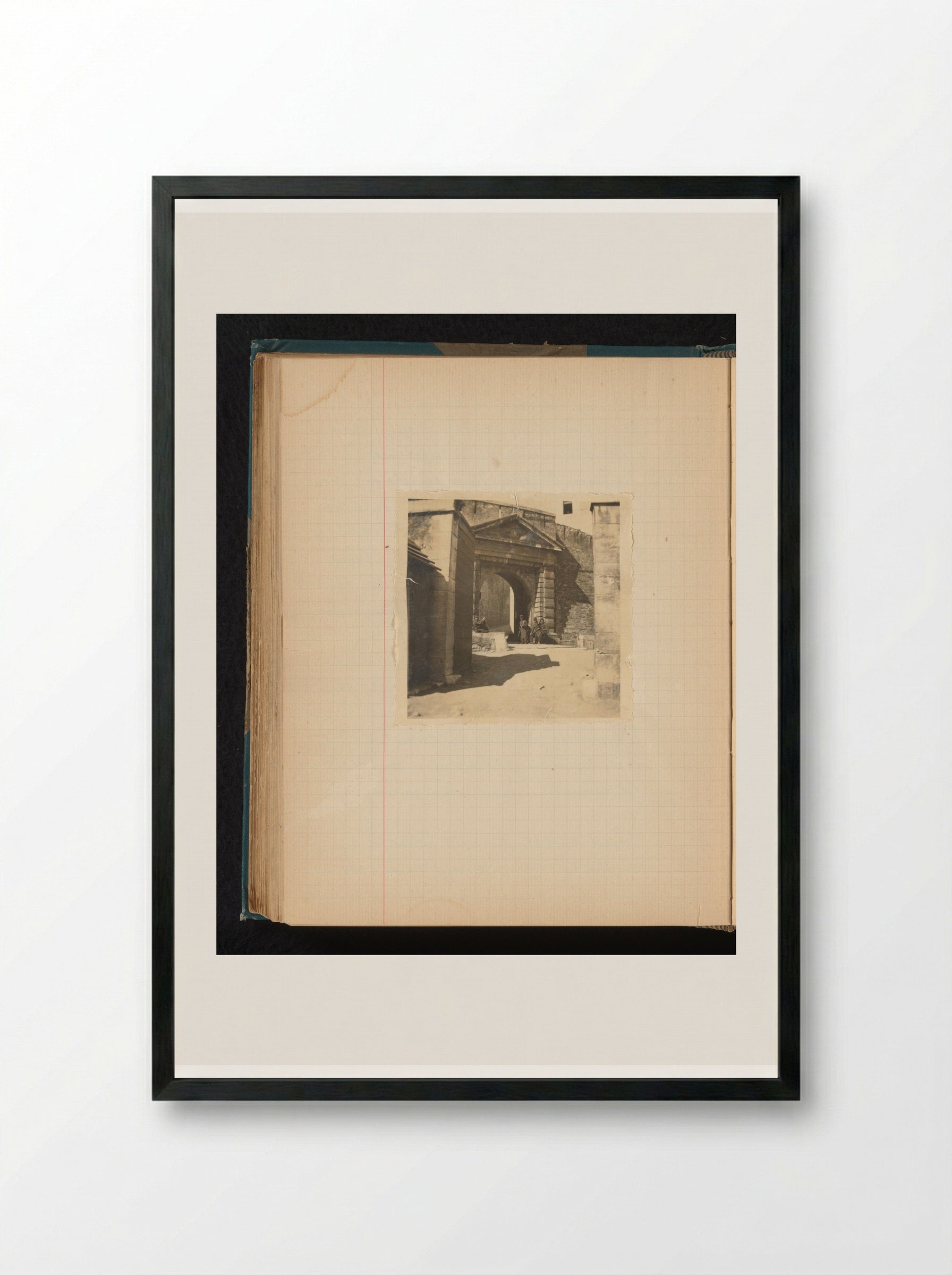 Oude poort met wachters eronder, mogelijk in Bastia, Corsica - Théodore van Lelyveld - Framed Print Black