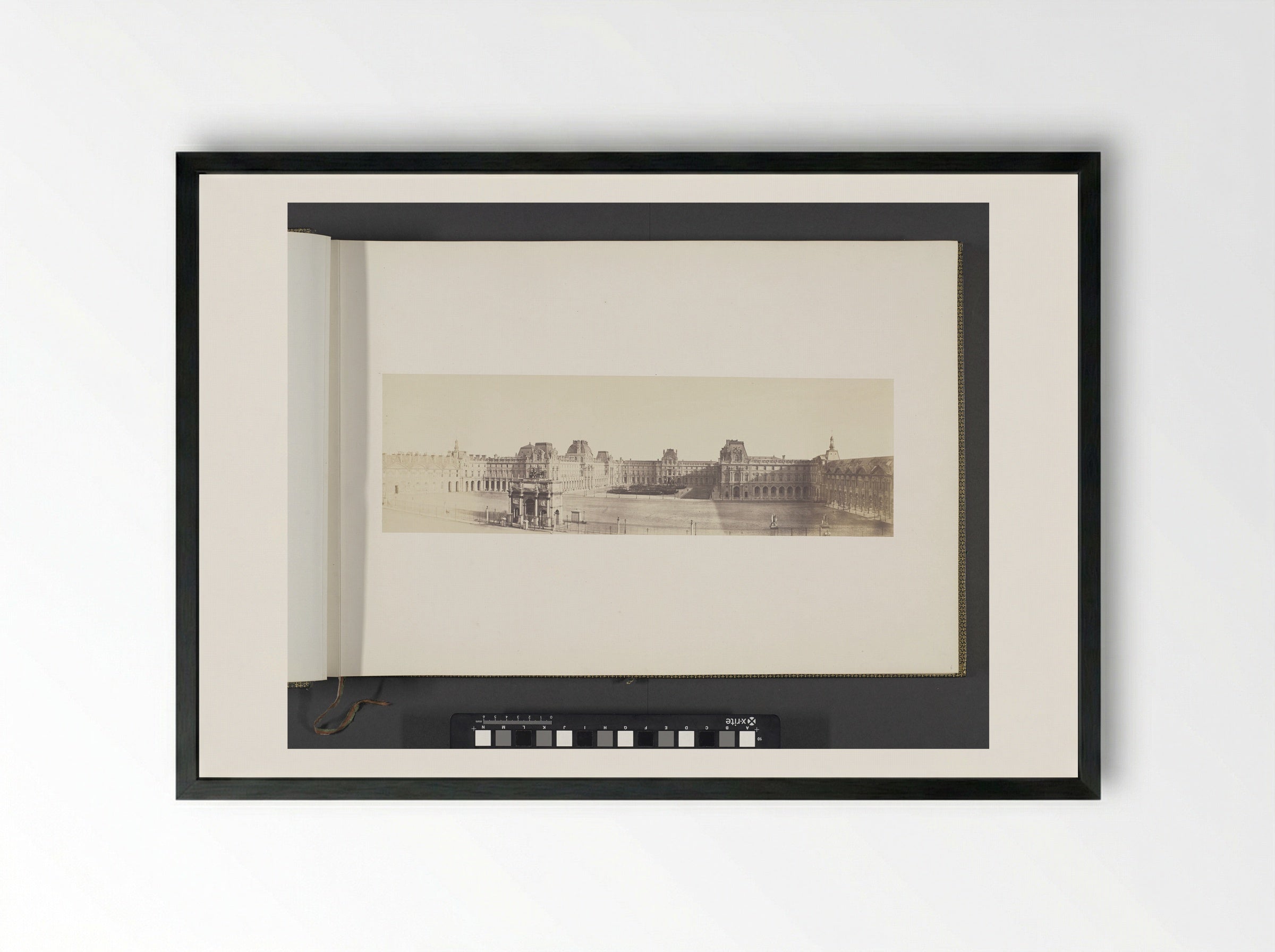 Panorama van het Nieuwe Louvre: Tuilerieën, cour Napoléon en Carrousel - Édouard Denis Baldus - Framed Print Black
