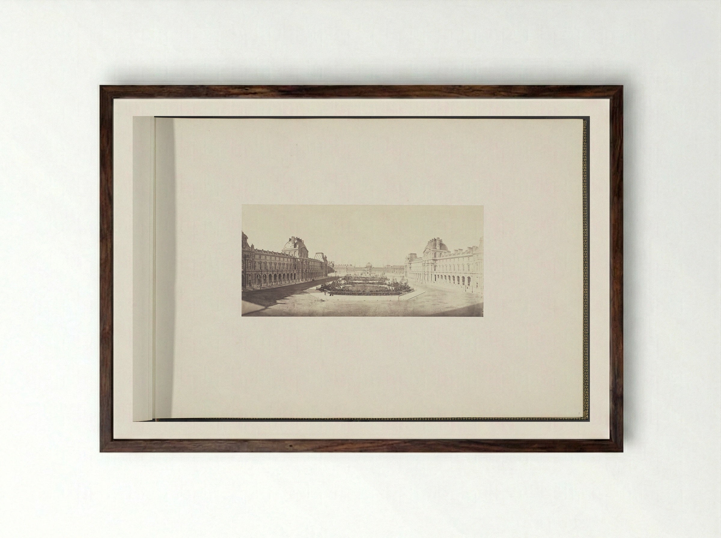 Panorama van het Nieuwe Louvre: cour Napoléon gezien vanaf de Tuilerieën - Édouard Denis Baldus - Framed Print Dark Wood