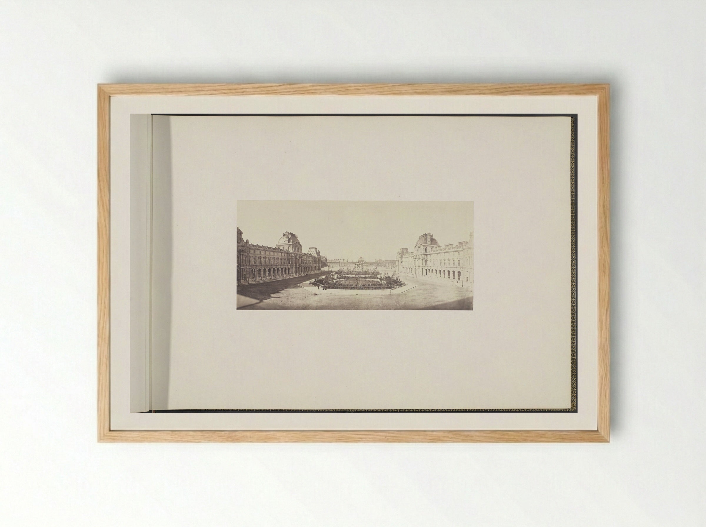 Panorama van het Nieuwe Louvre: cour Napoléon gezien vanaf de Tuilerieën - Édouard Denis Baldus - Framed Print Wood