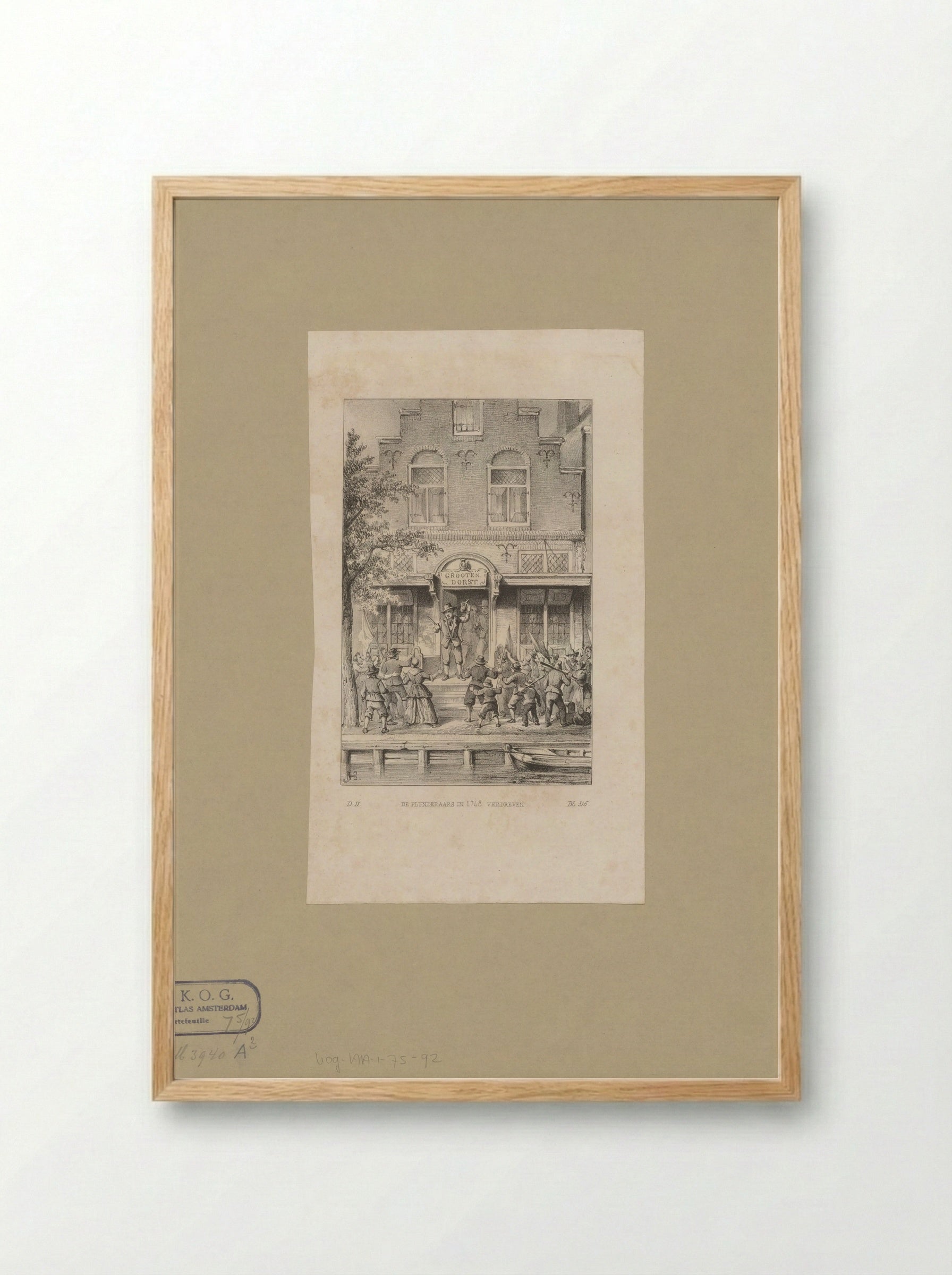 Plunderaars tegengehouden bij de herberg Grootendorst op de Brouwersgracht - Johannes Hilverdink - Framed Print Wood