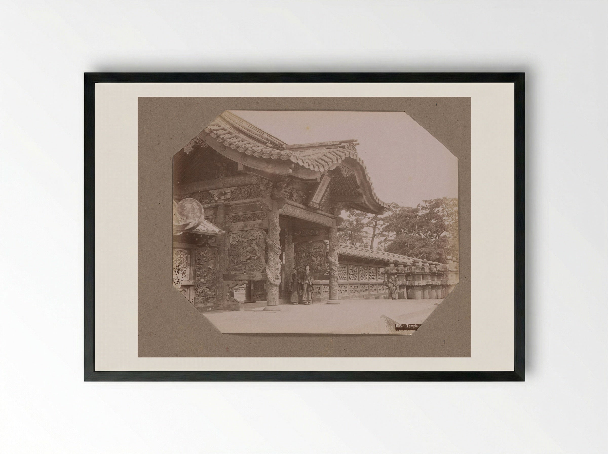 Poort met draken van de tempel van Shiba, Tokyo, Japan - Kusakabe Kimbei - Framed Print Black