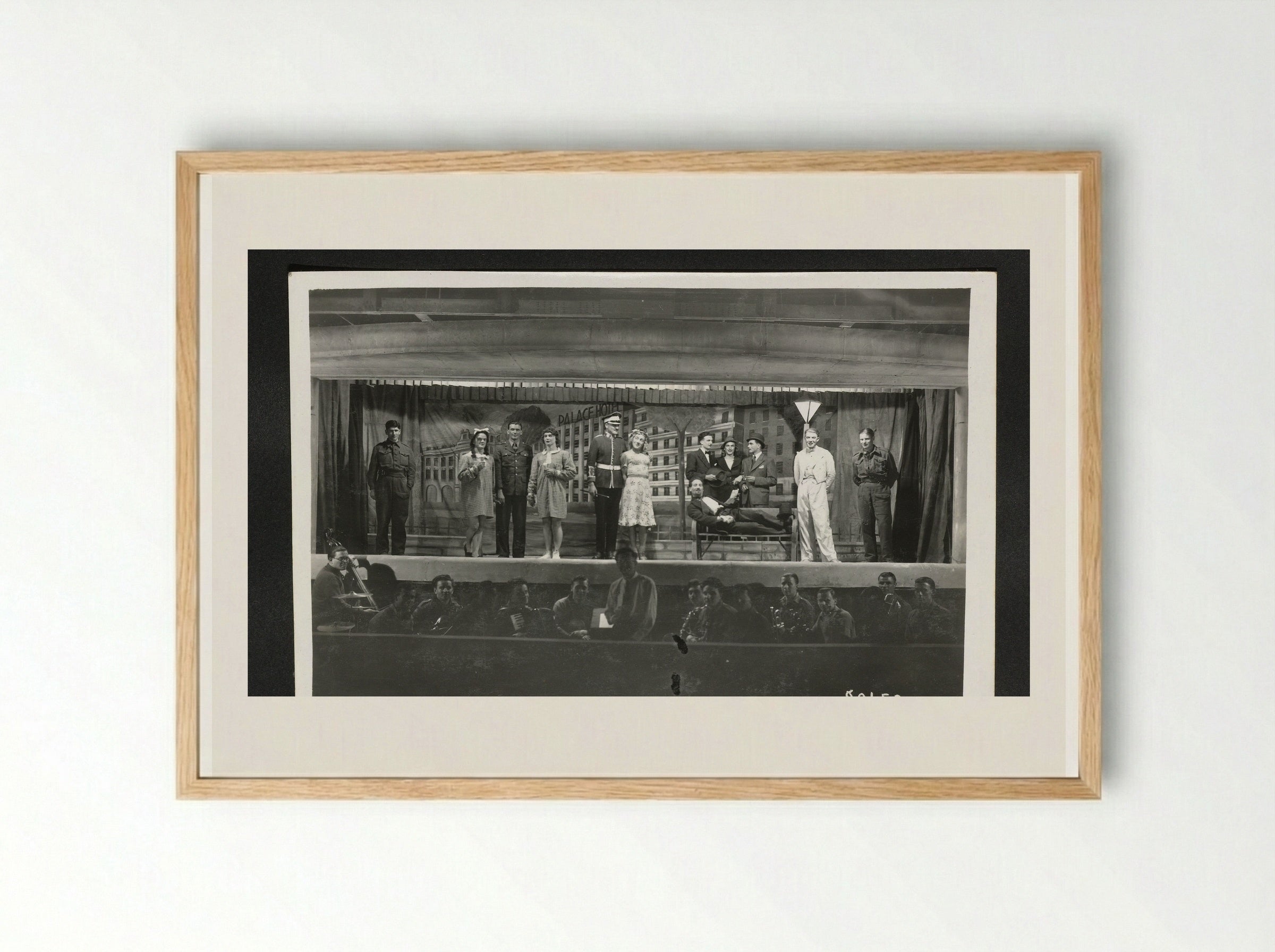 Post en toneelstuk - Dick W.B. van Maarseveen - Framed Print Wood