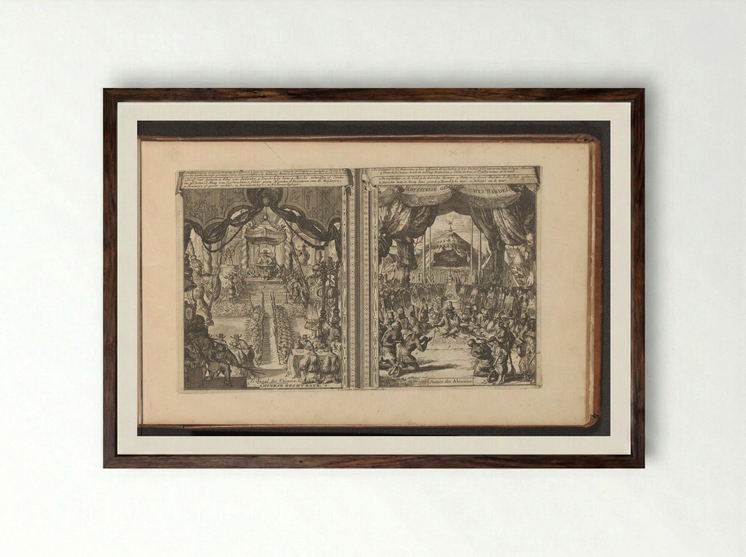 Rechtbank in China en Abbesinië - Romeyn de Hooghe - Framed Print Dark Wood