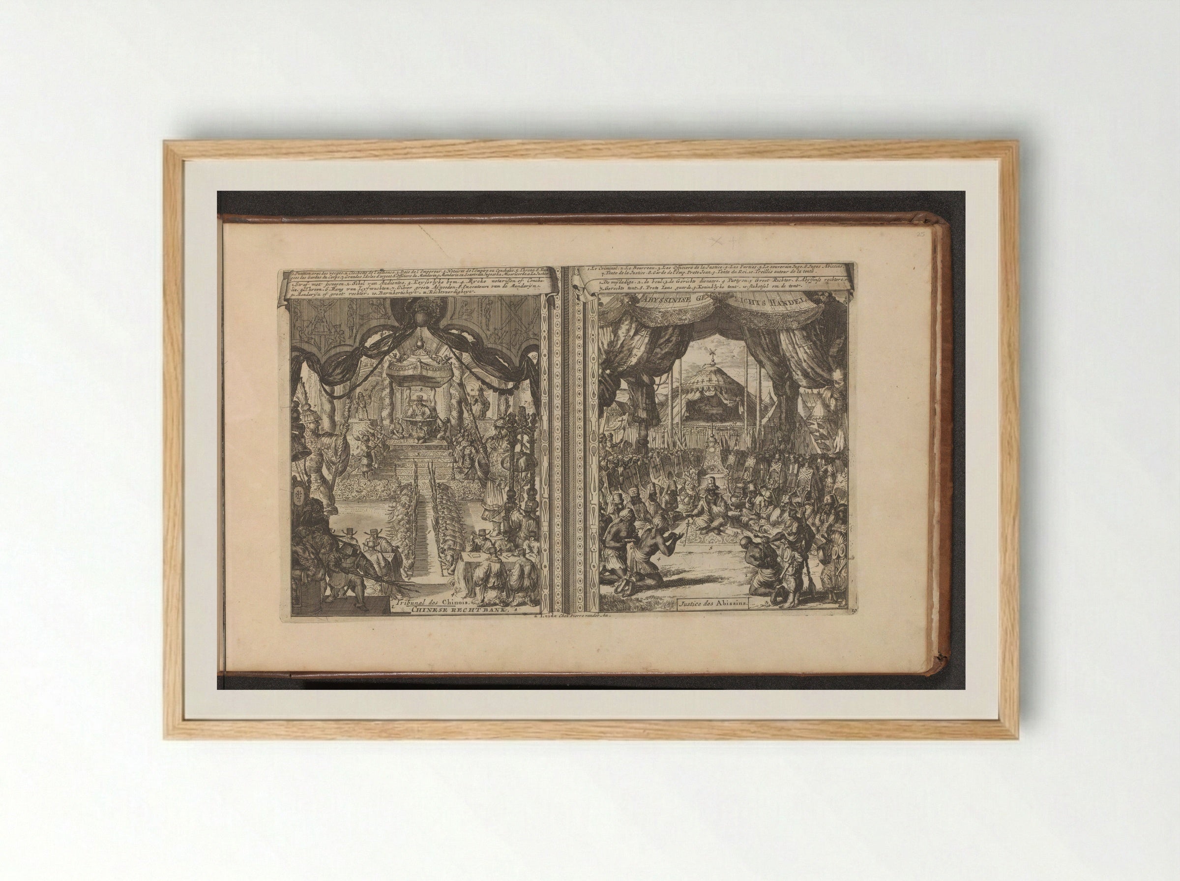 Rechtbank in China en Abbesinië - Romeyn de Hooghe - Framed Print Wood
