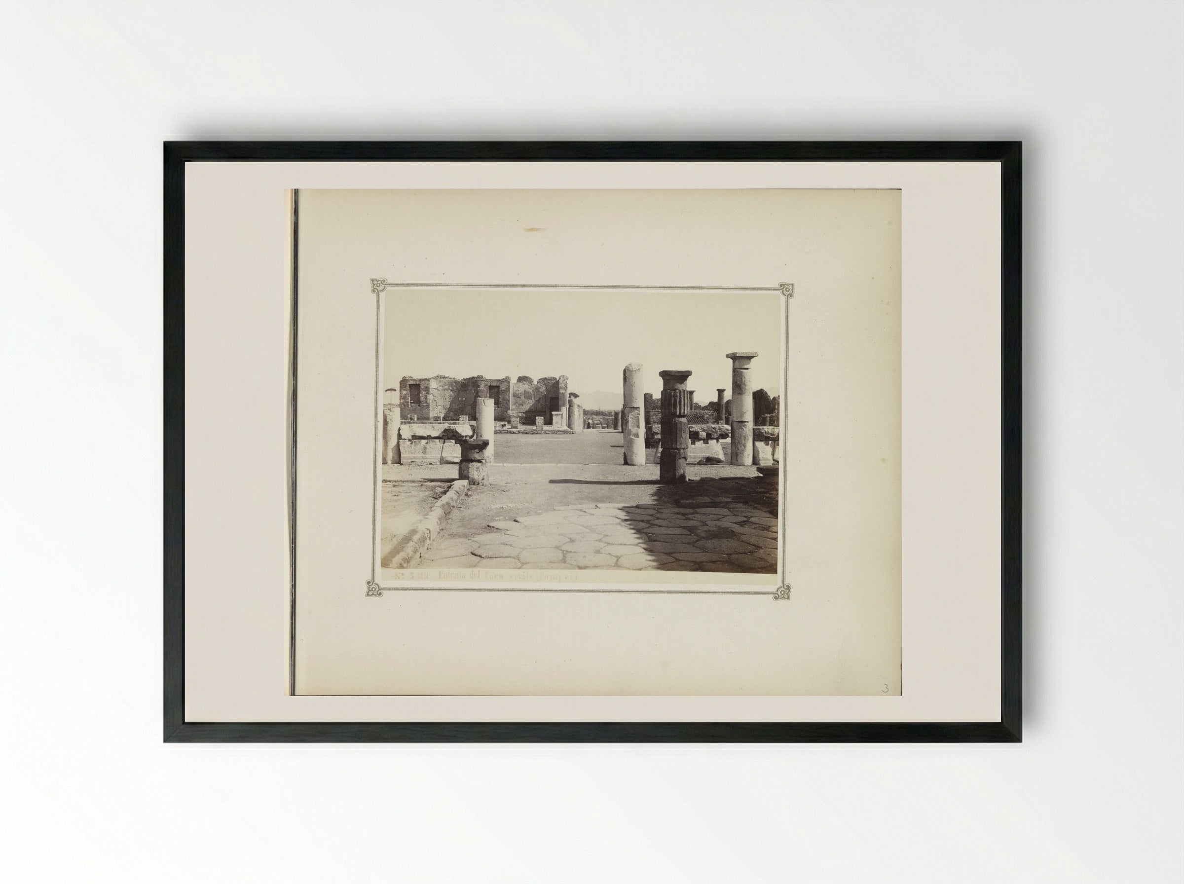 Restanten van de ingang van het forum te Pompeï - Giorgio Sommer - Framed Print Black