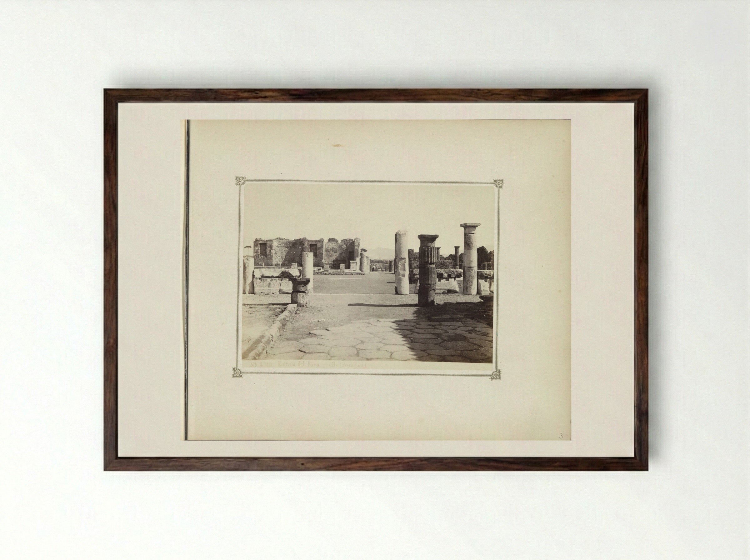 Restanten van de ingang van het forum te Pompeï - Giorgio Sommer - Framed Print Dark Wood