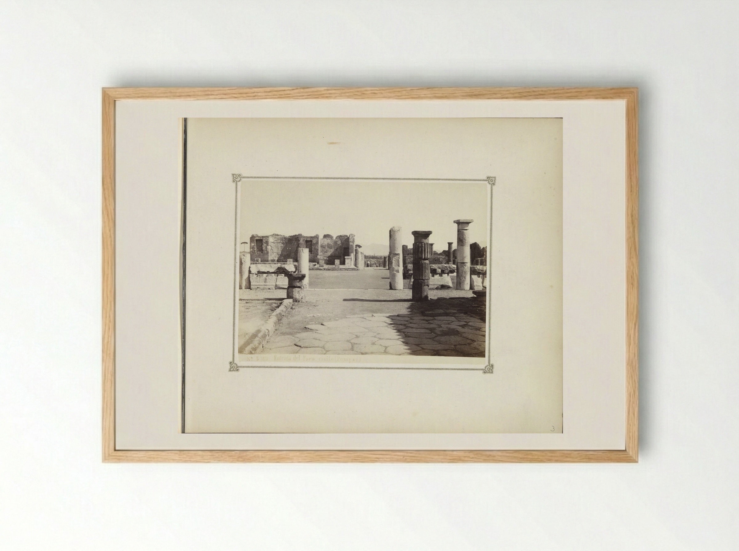 Restanten van de ingang van het forum te Pompeï - Giorgio Sommer - Framed Print Wood
