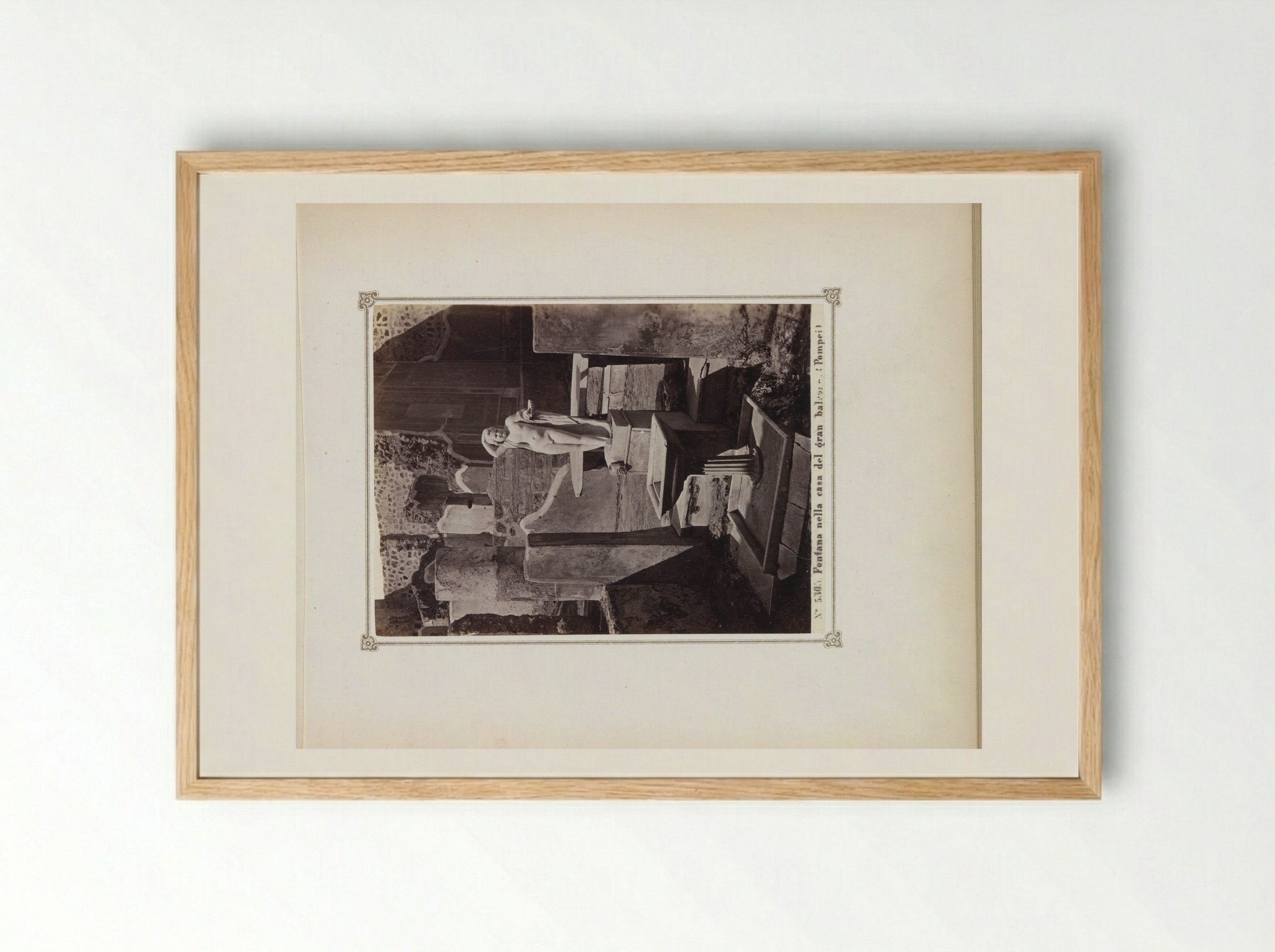 Restanten van een huis in Pompeï met een beeld en een fontein - Giorgio Sommer - Framed Print Wood
