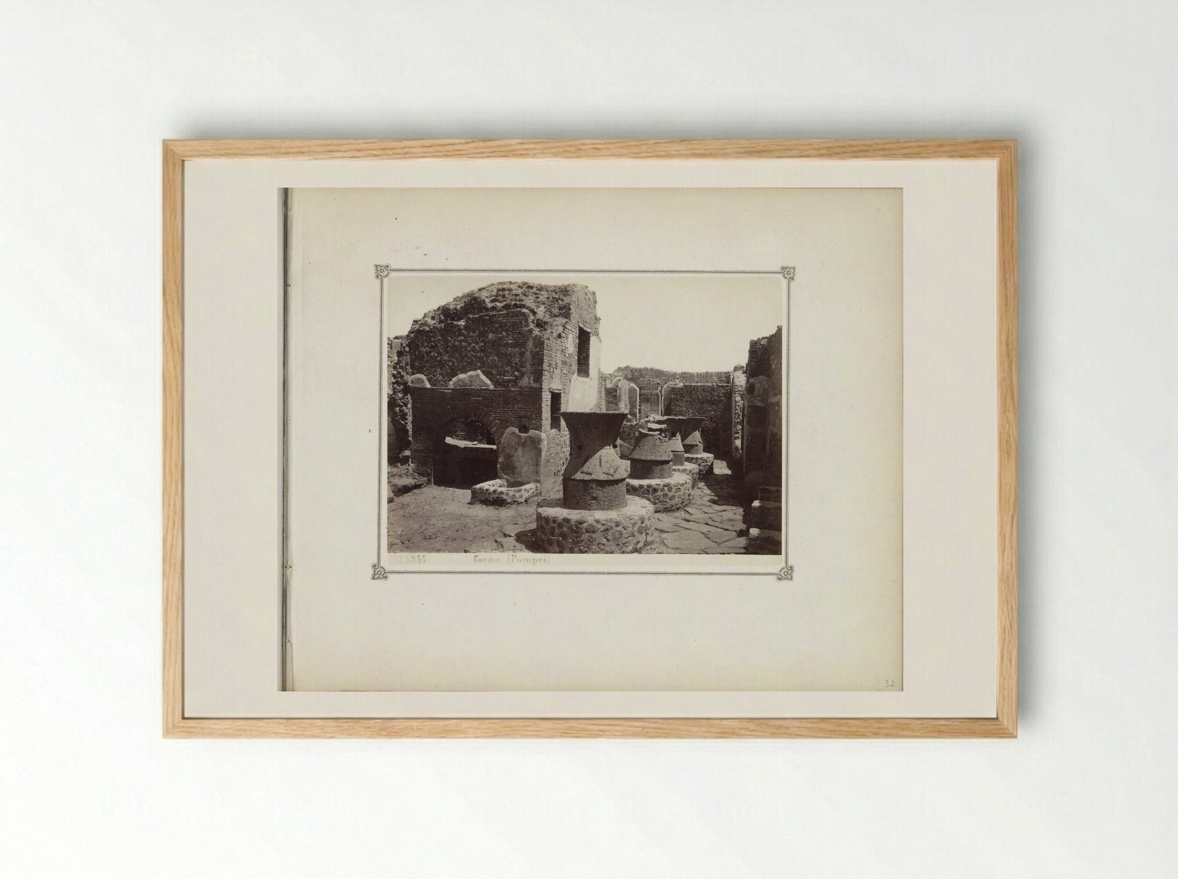 Restanten van een oven in Pompeï - Giorgio Sommer - Framed Print Wood