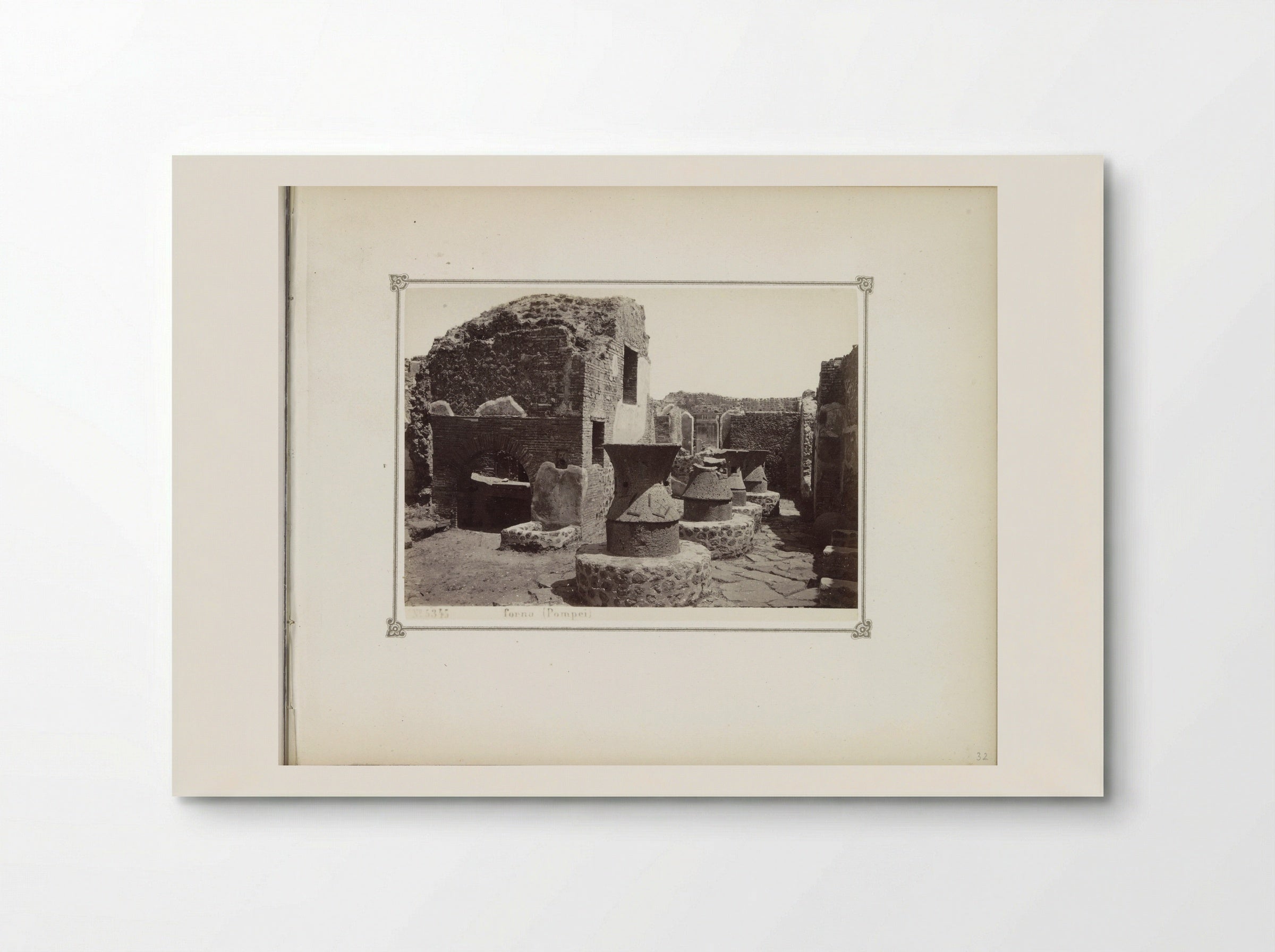 Restanten van een oven in Pompeï - Giorgio Sommer - Poster