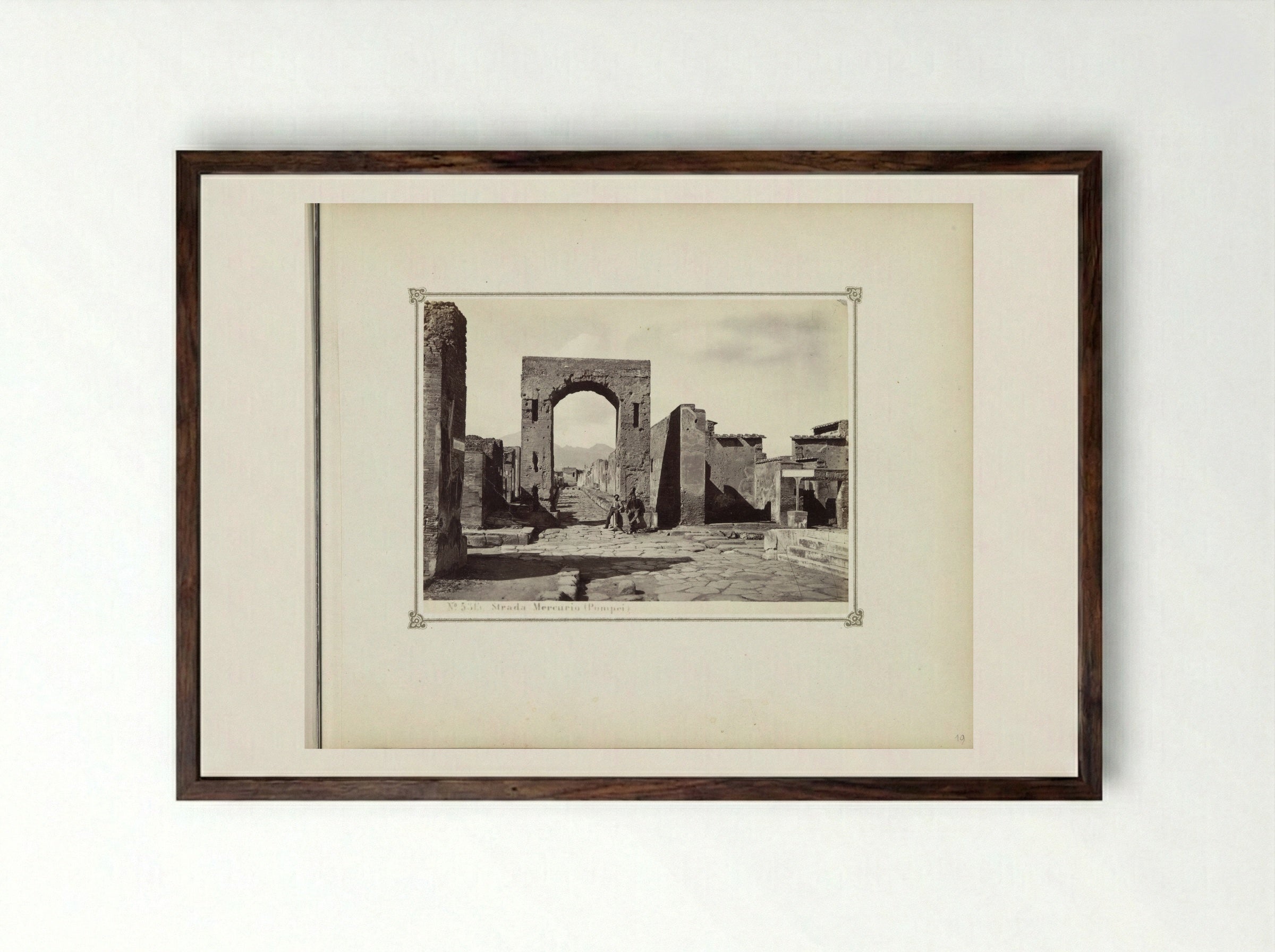 Restanten van gebouwen aan de Strada Mercurio in Pompeï - Giorgio Sommer - Framed Print Dark Wood