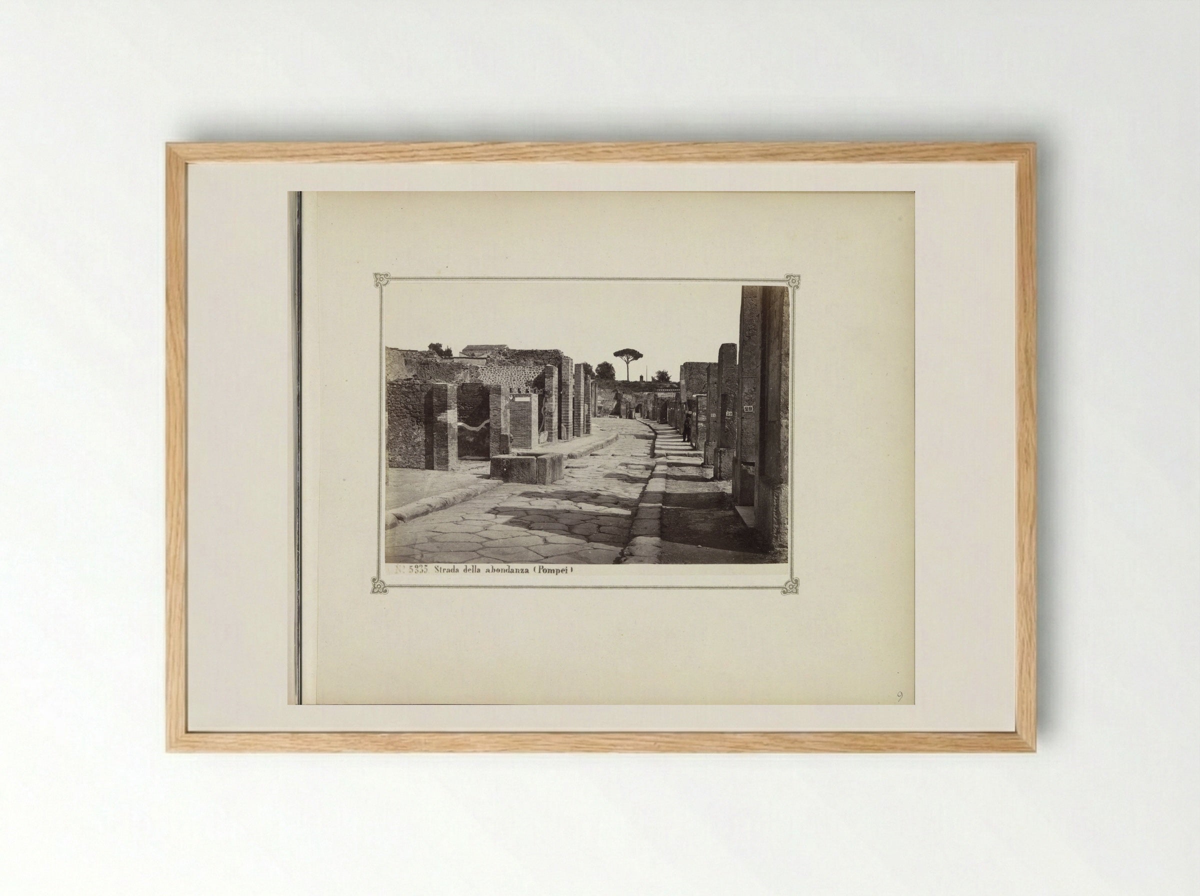 Restanten van gebouwen aan de Strada della Abondanza in Pompeï - Giorgio Sommer - Framed Print Wood