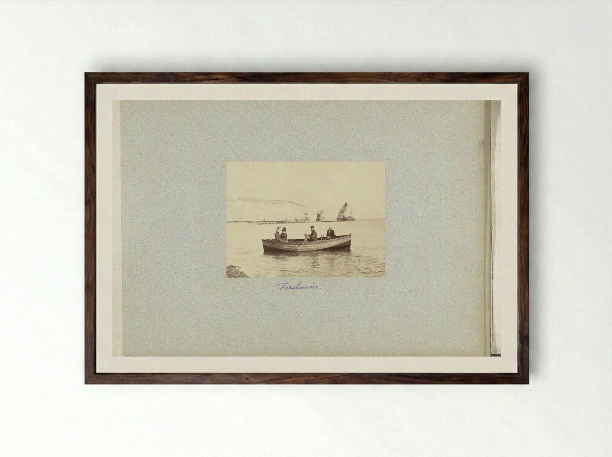 Roeiboot in Freshwater Bay bij het eiland Wight - Henry Pauw van Wieldrecht - Framed Print Dark Wood