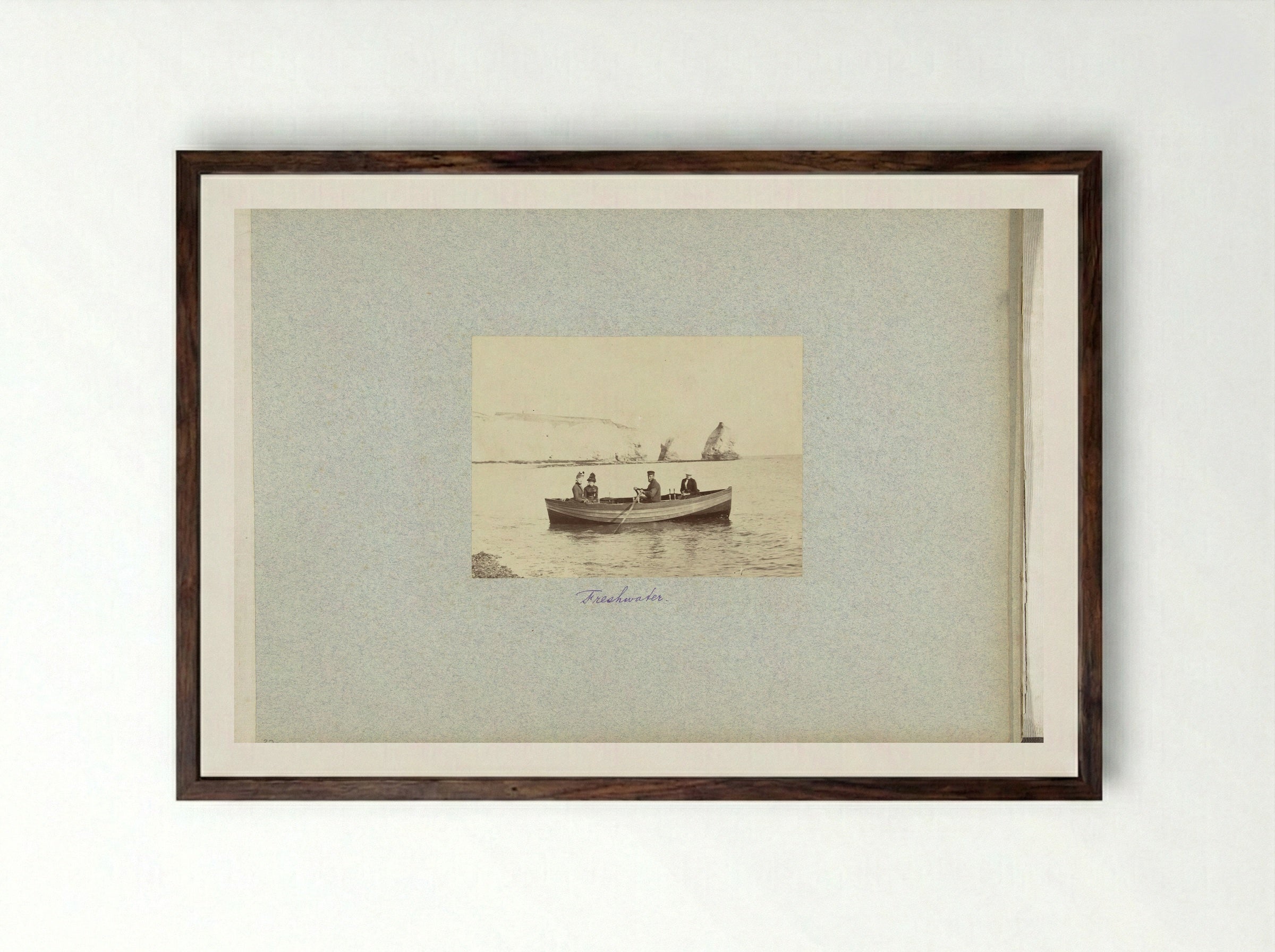 Roeiboot in Freshwater Bay bij het eiland Wight - Henry Pauw van Wieldrecht - Framed Print Dark Wood