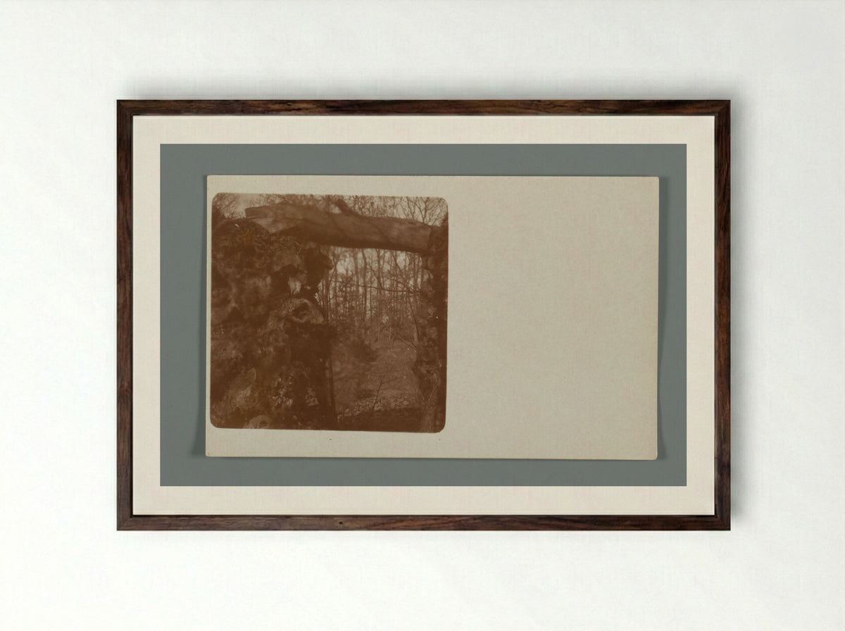Rotsmuren met horizontale boomstam bij Huis Gimli, Aerdenhout - Willem Witsen - Framed Print Dark Wood
