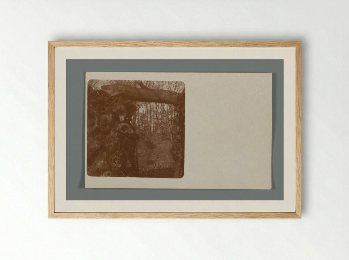 Rotsmuren met horizontale boomstam bij Huis Gimli, Aerdenhout - Willem Witsen - Framed Print Wood