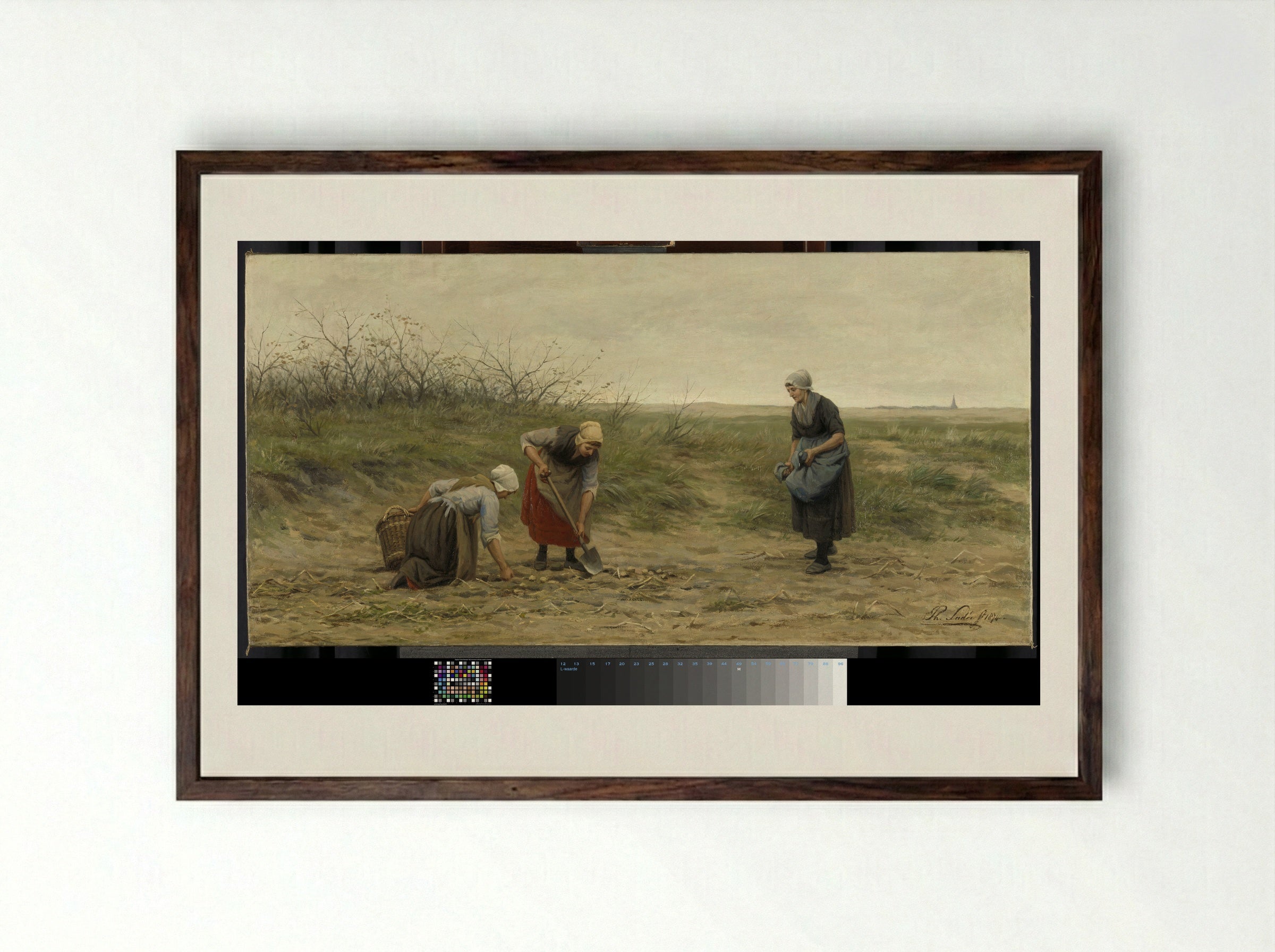 Scheveningse vrouwen bij het nalezen van een gerooid aardappelveld - Philip Sadée - Framed Print Dark Wood