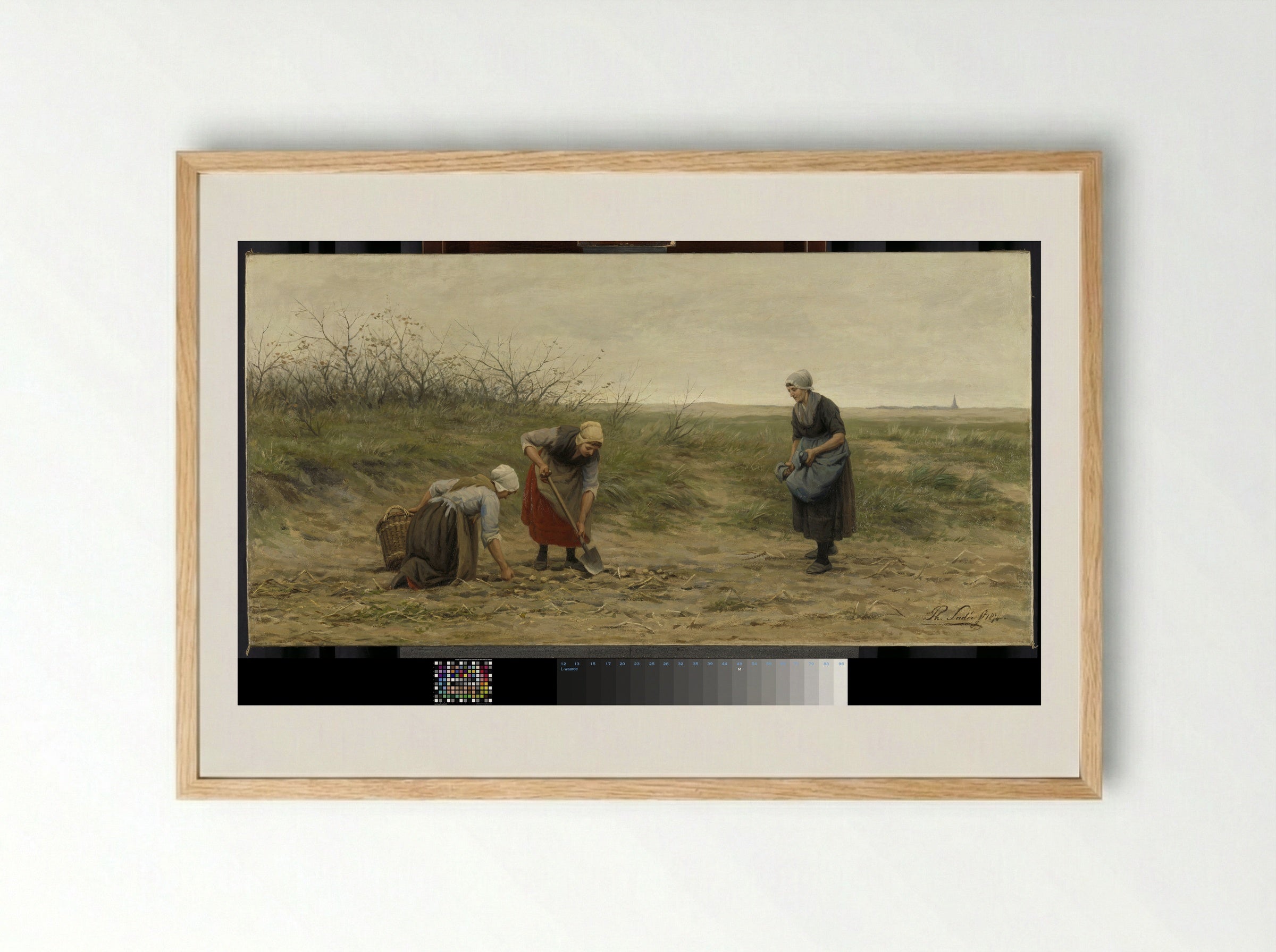 Scheveningse vrouwen bij het nalezen van een gerooid aardappelveld - Philip Sadée - Framed Print Wood