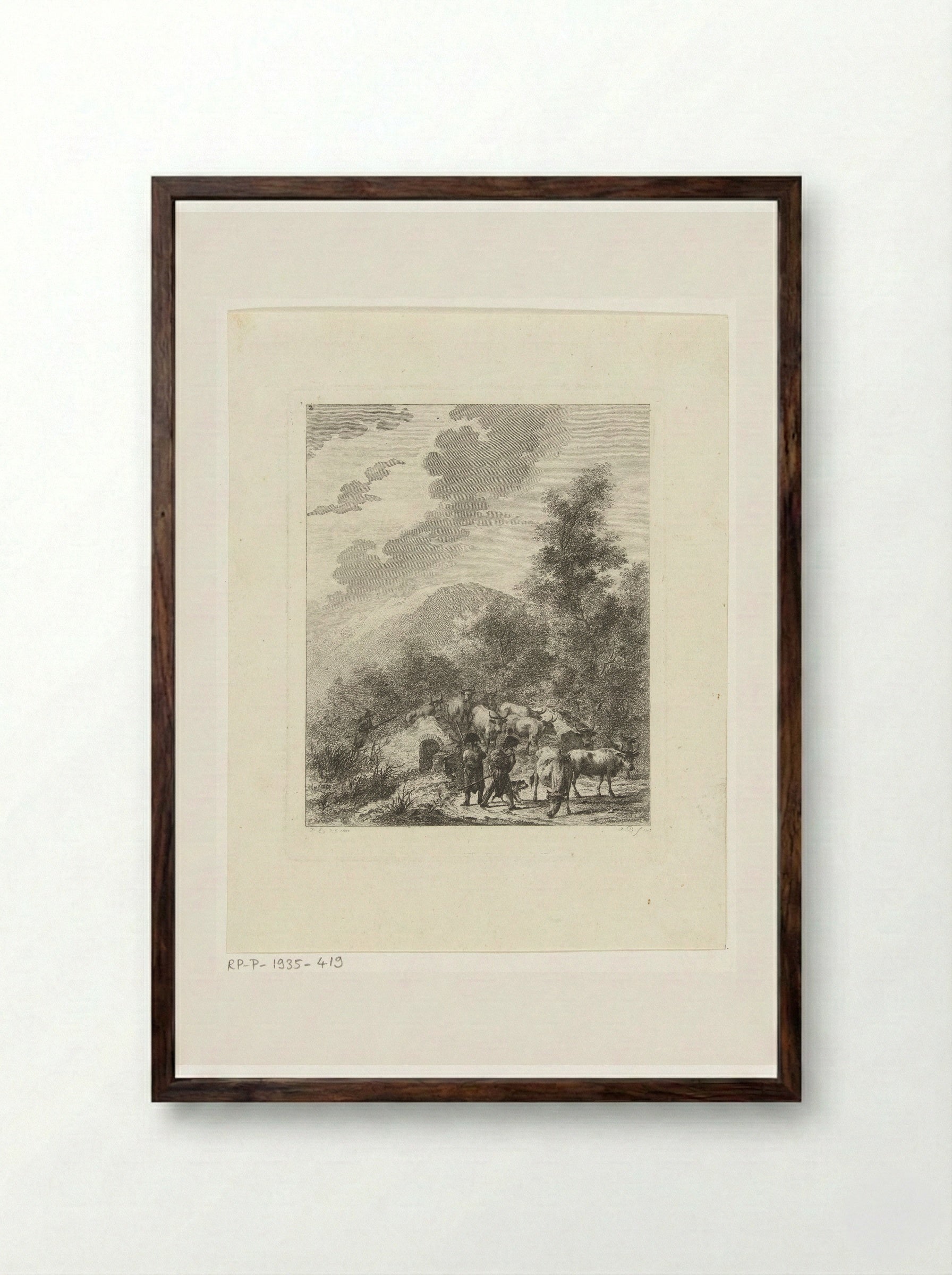 Soldaten drijven een kudde koeien over een brug - Joannes Bemme - Framed Print Dark Wood
