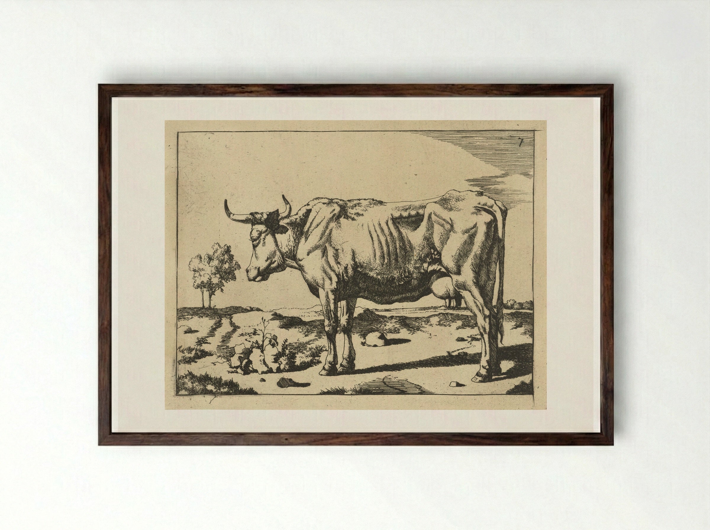 Staande koe, met boom - Marcus de Bye - Framed Print Dark Wood