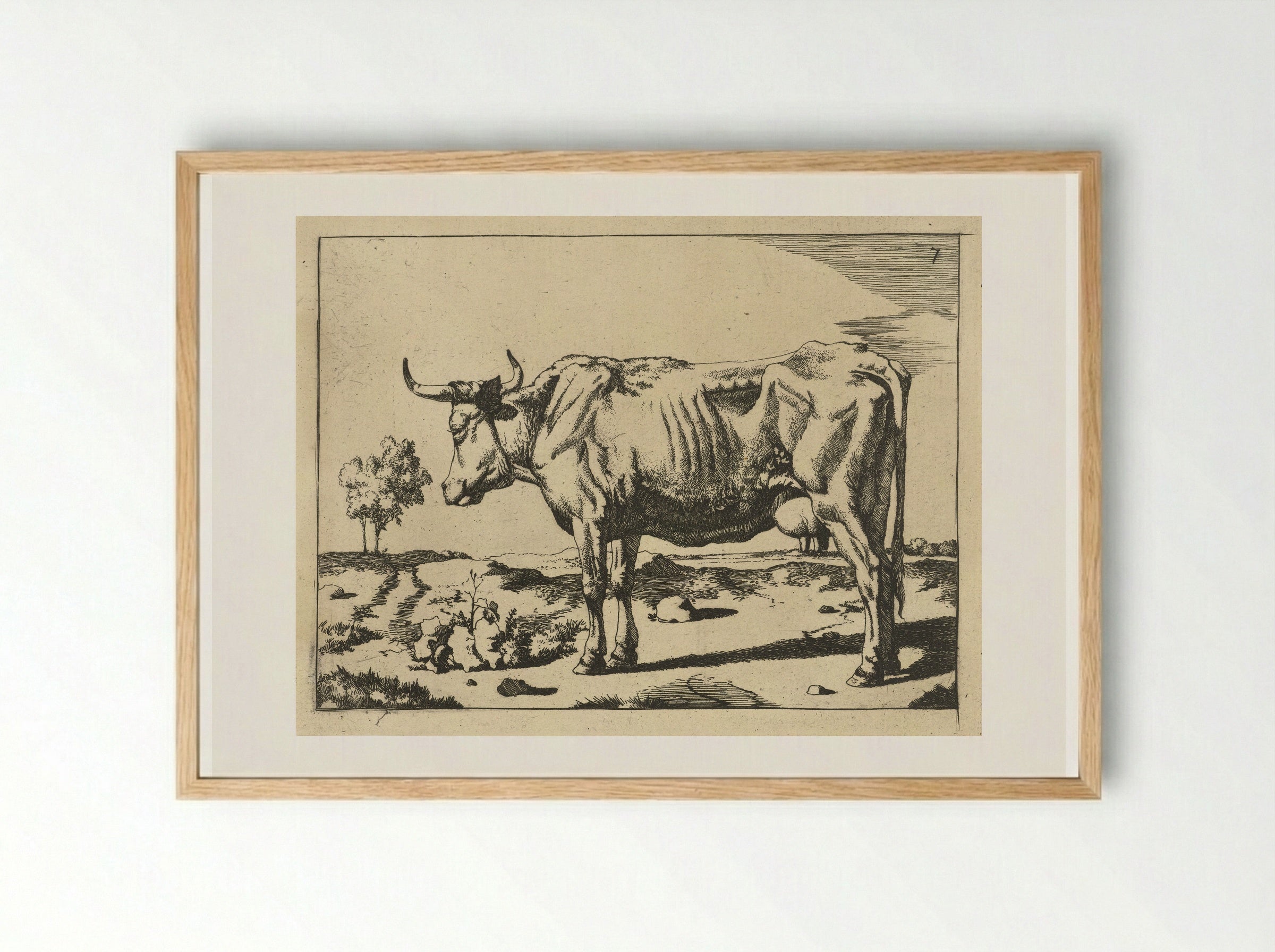 Staande koe, met boom - Marcus de Bye - Framed Print Wood