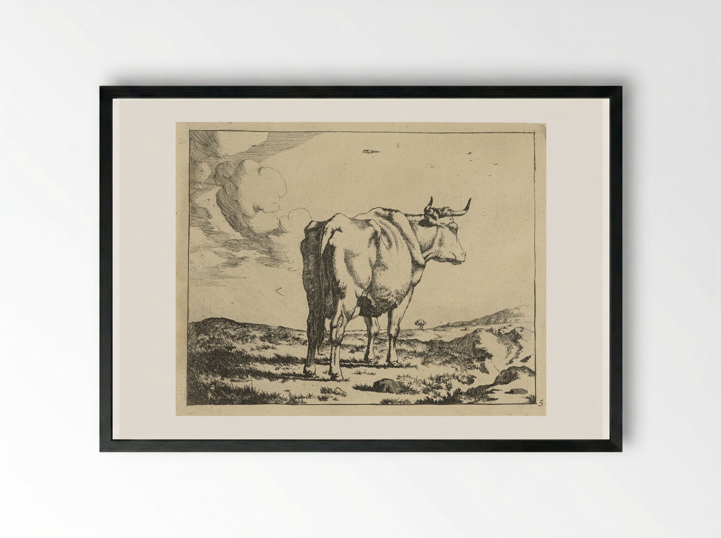 Staande koe, van achter gezien - Marcus de Bye - Framed Print Black