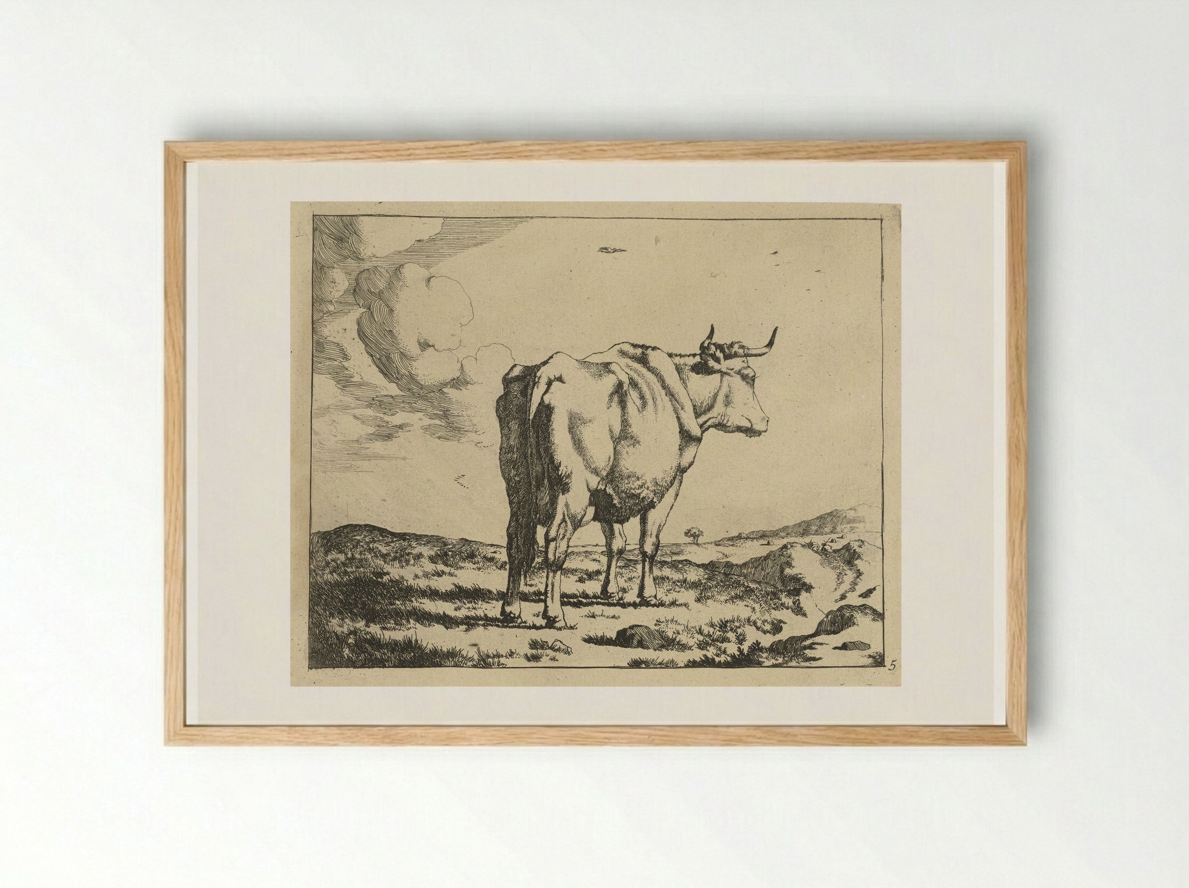 Staande koe, van achter gezien - Marcus de Bye - Framed Print Wood