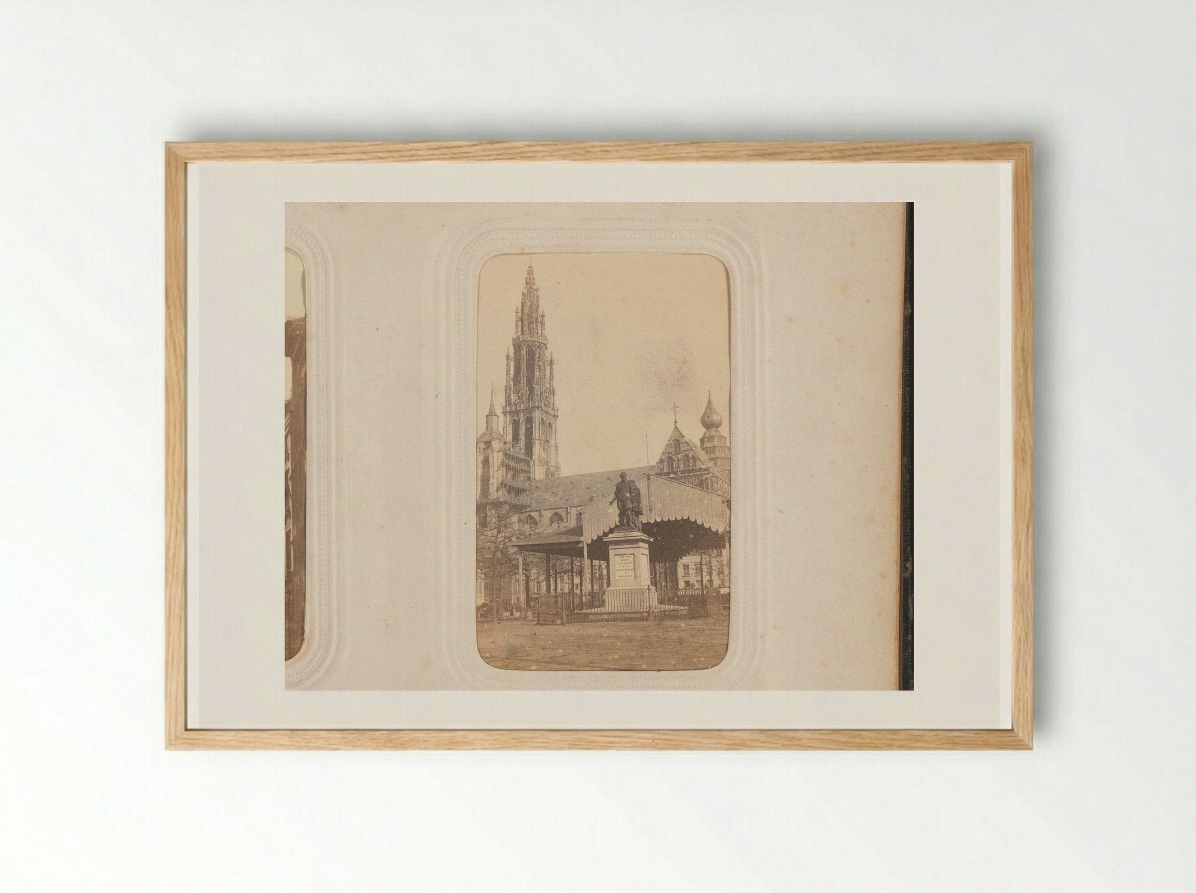 Standbeeld van Rubens te Antwerpen met op de achtergrond de Onze-Lieve-Vrouwenkathedraal - Adolphe Braun & Cie. - Framed Print Wood
