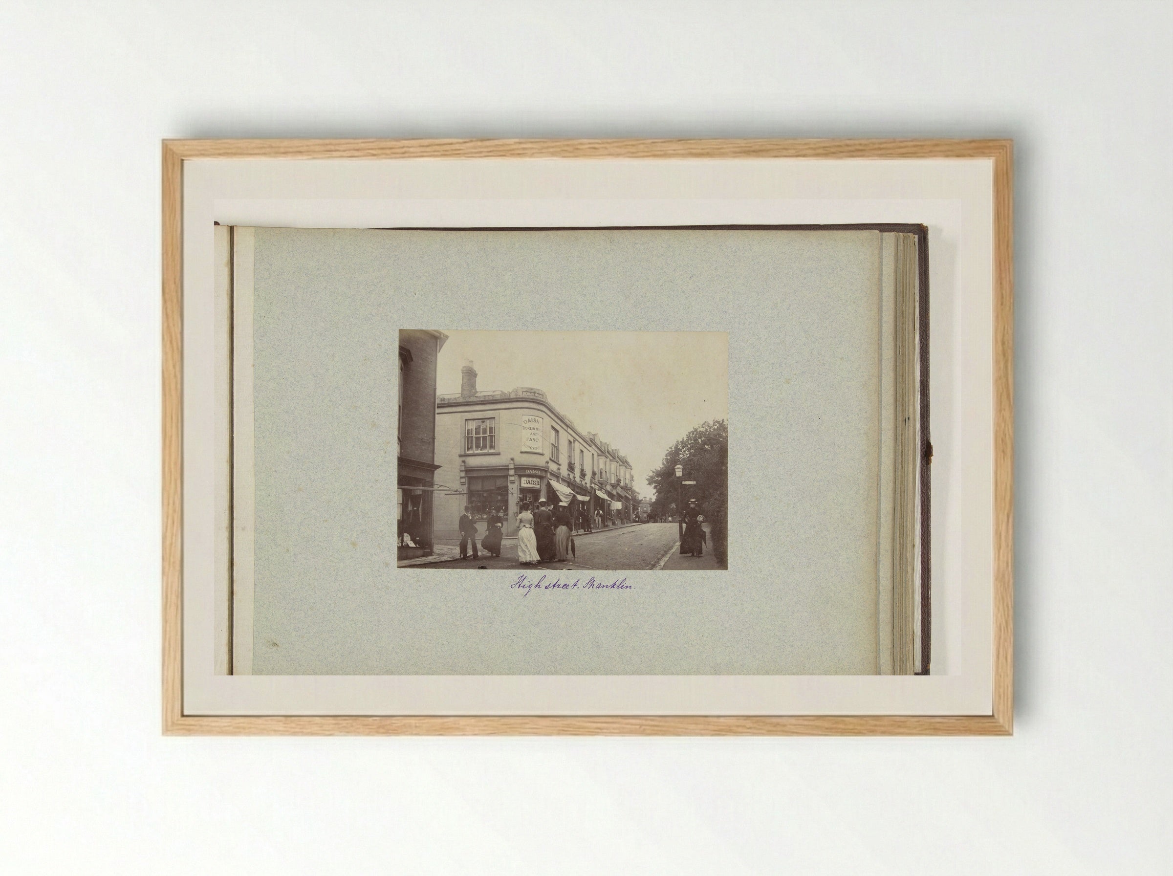 Straatgezicht op High Street te Shanklin - Henry Pauw van Wieldrecht - Framed Print Wood