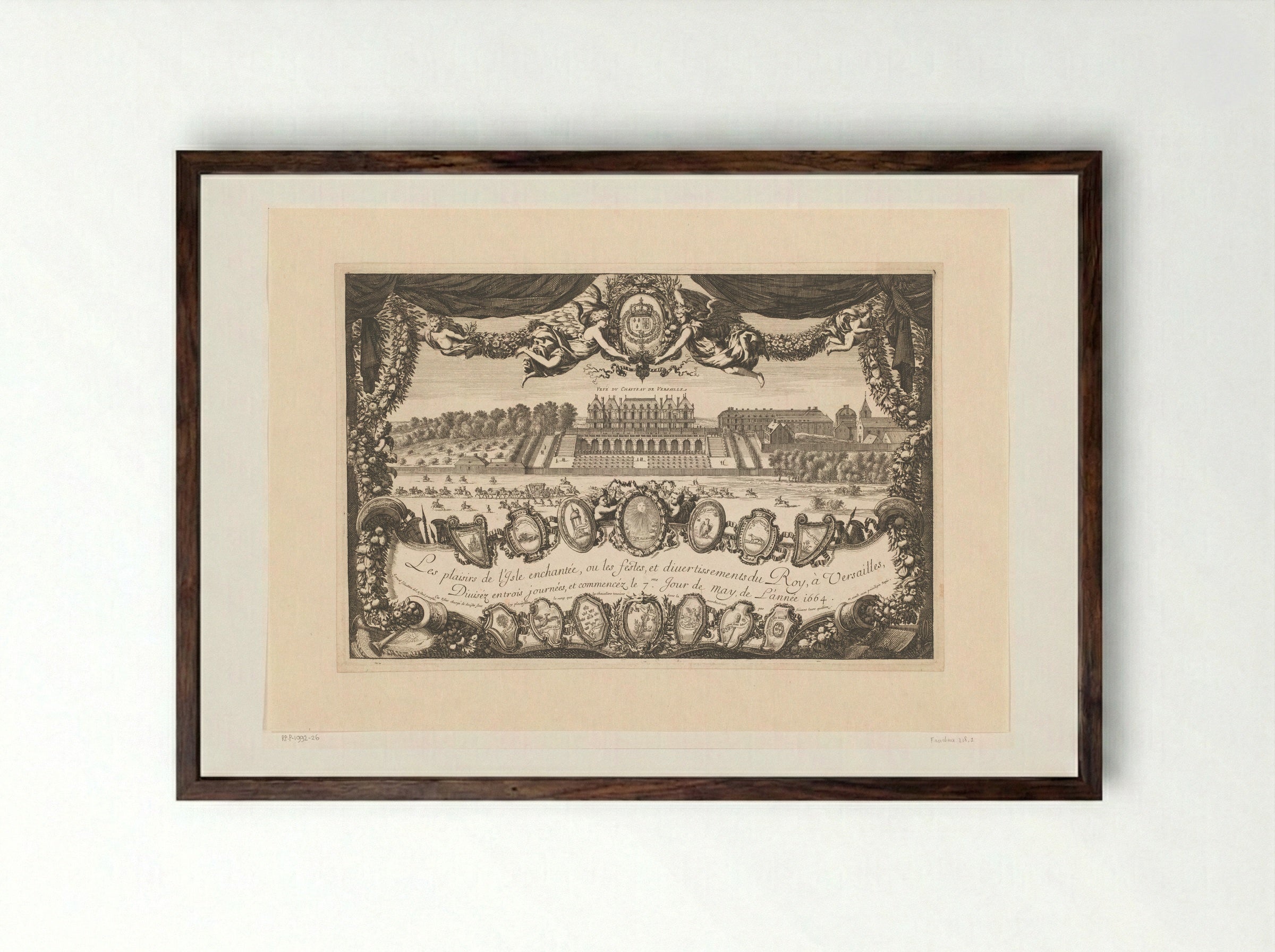 Titelprent met zicht op kasteel Versailles met stoet ruiters - Jean Lepautre - Framed Print Dark Wood