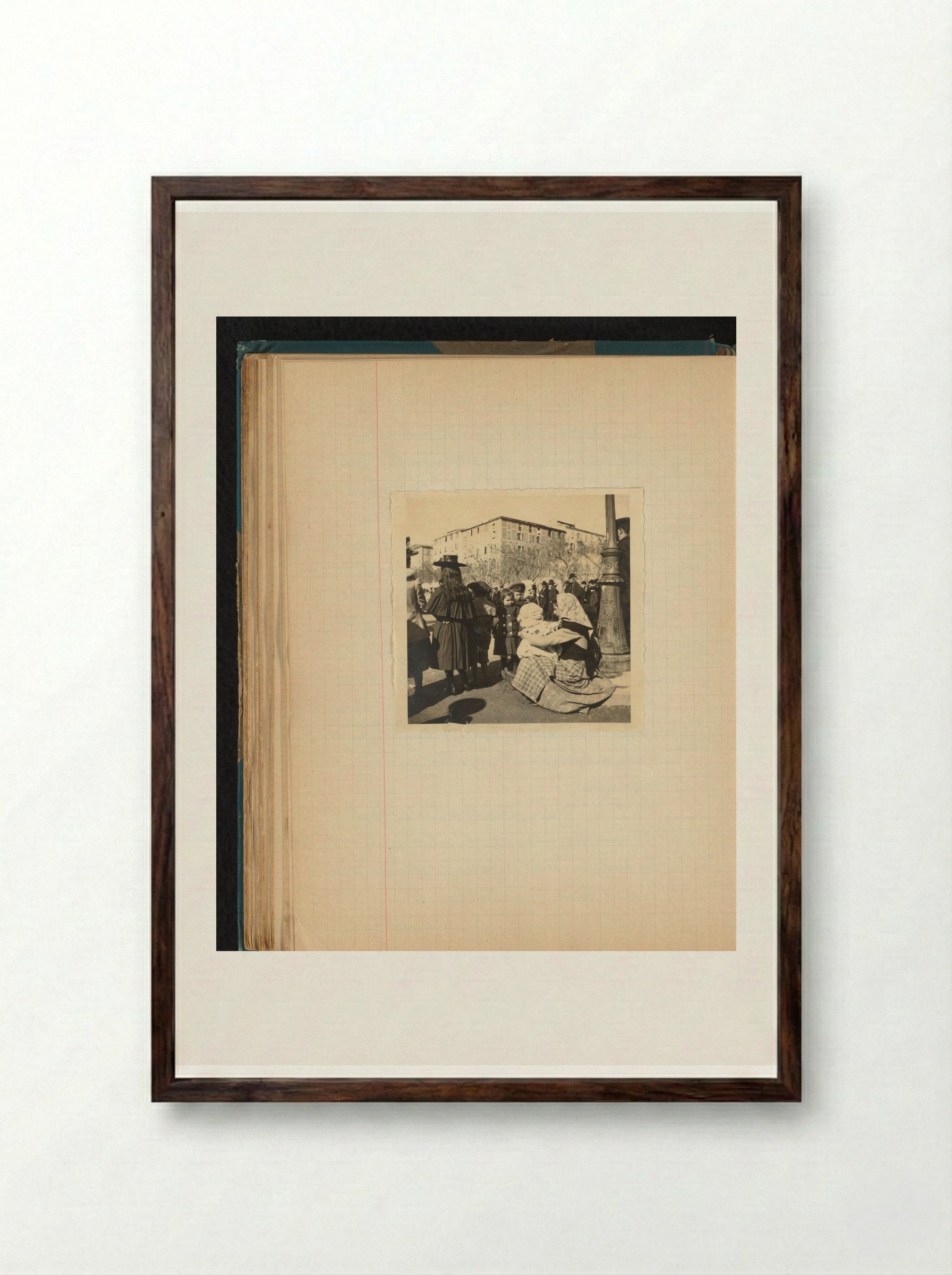 Toeschouwers bij een festiviteit op Place du Diamant in Ajaccio, Corsica - Théodore van Lelyveld - Framed Print Dark Wood
