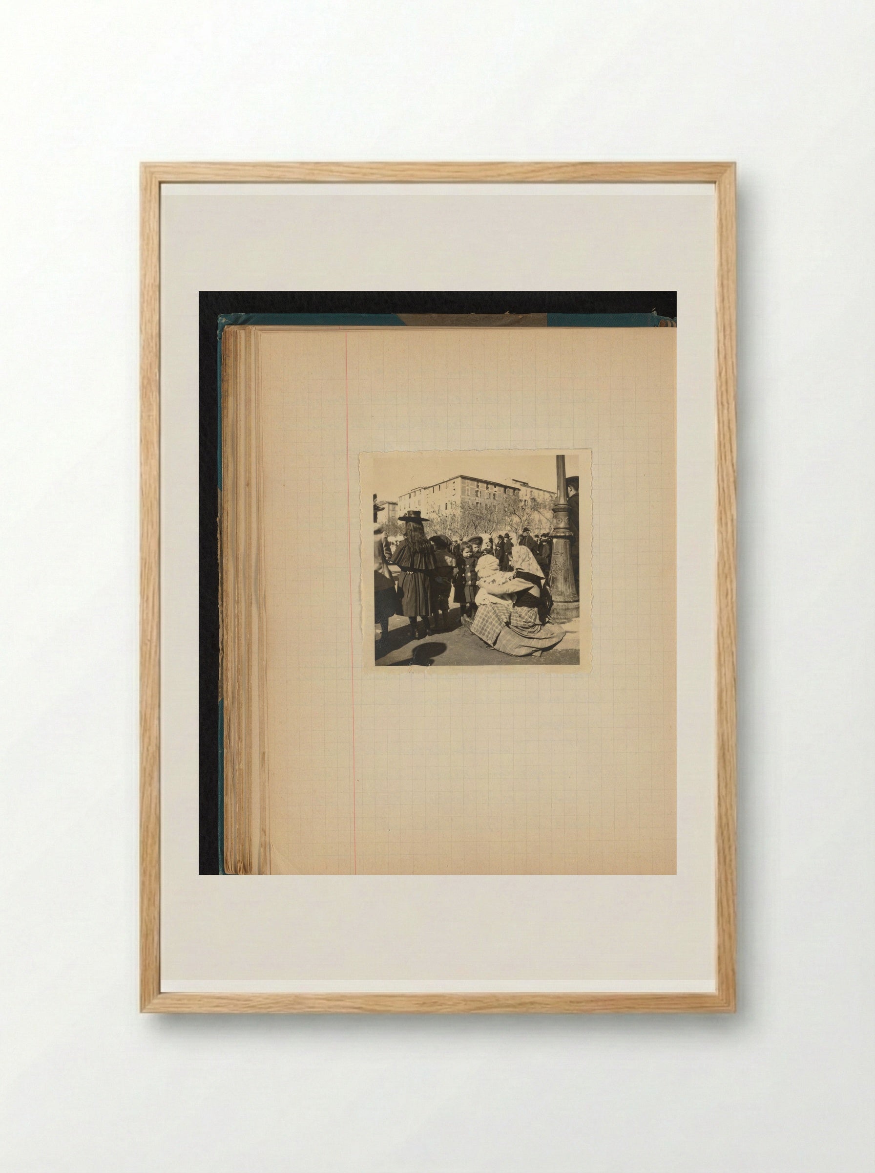 Toeschouwers bij een festiviteit op Place du Diamant in Ajaccio, Corsica - Théodore van Lelyveld - Framed Print Wood