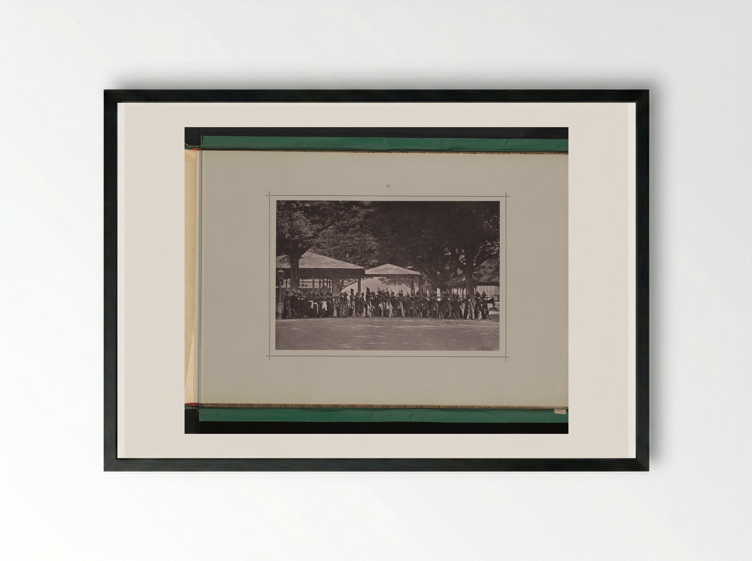 Toneelvoorstelling over Praboe Soejoedana die ten strijde trekt tegen Praboe Kresna, in de Kraton Ngayogyakarta Hadiningrat - Kassian Céphas - Framed Print Black