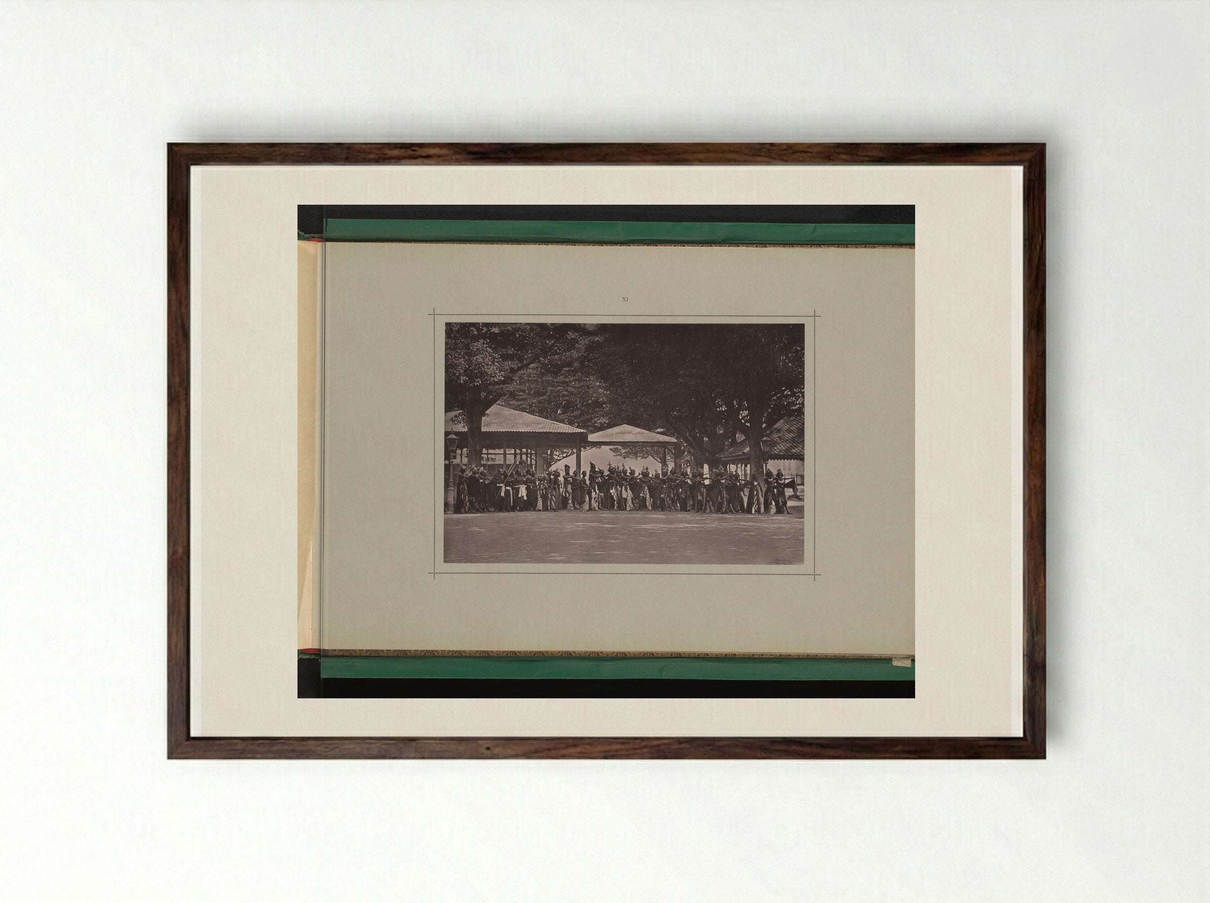 Toneelvoorstelling over Praboe Soejoedana die ten strijde trekt tegen Praboe Kresna, in de Kraton Ngayogyakarta Hadiningrat - Kassian Céphas - Framed Print Dark Wood