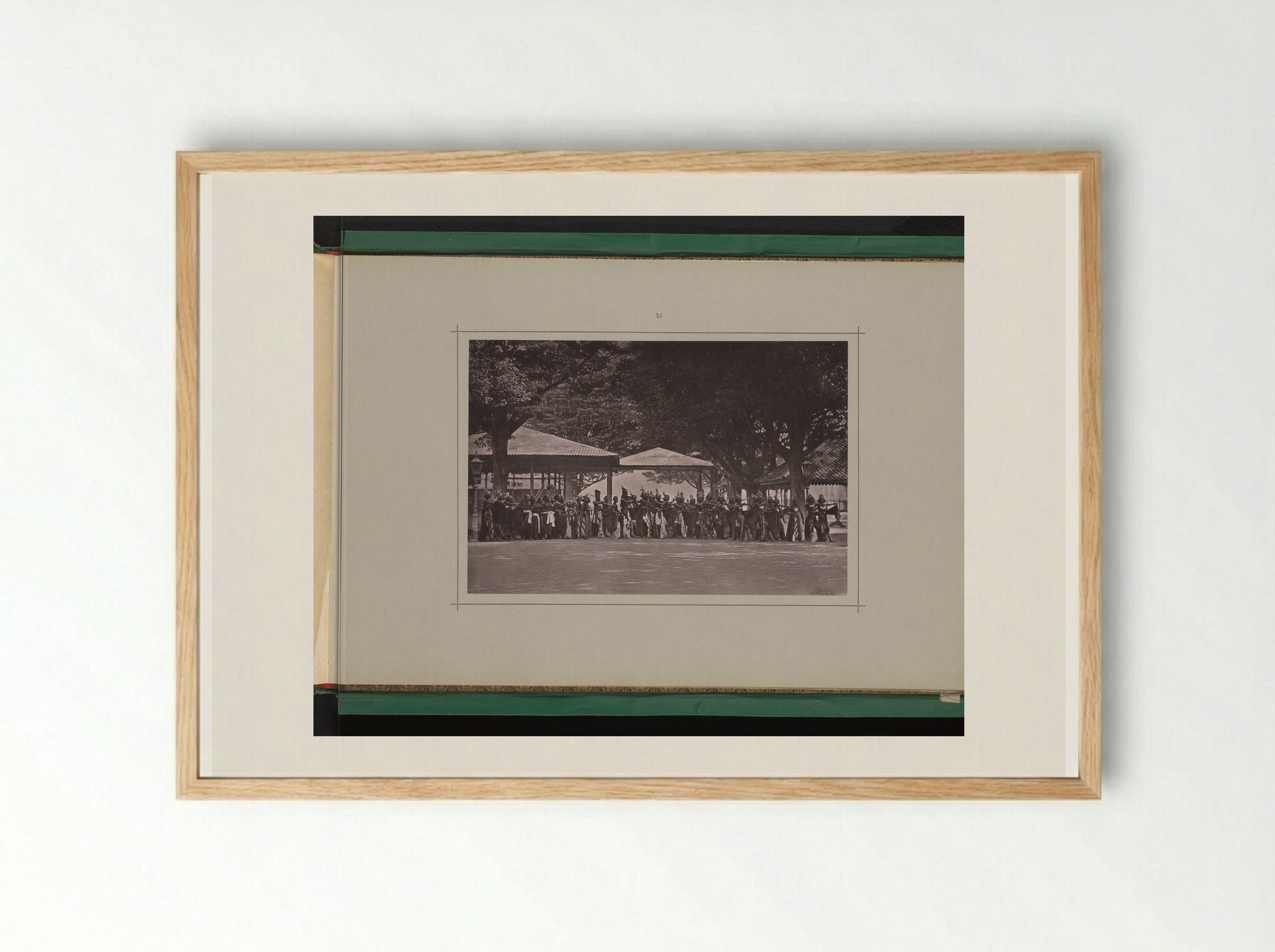 Toneelvoorstelling over Praboe Soejoedana die ten strijde trekt tegen Praboe Kresna, in de Kraton Ngayogyakarta Hadiningrat - Kassian Céphas - Framed Print Wood