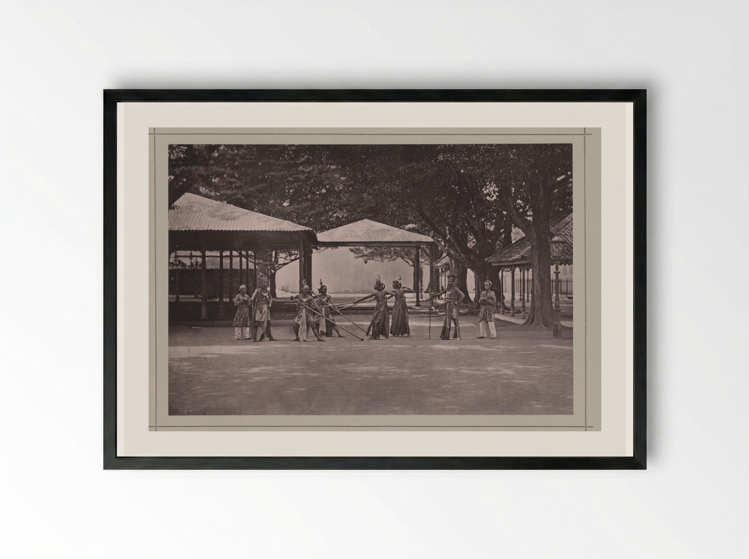 Toneelvoorstelling van een gevecht, in de Kraton Ngayogyakarta Hadiningrat - Kassian Céphas - Framed Print Black