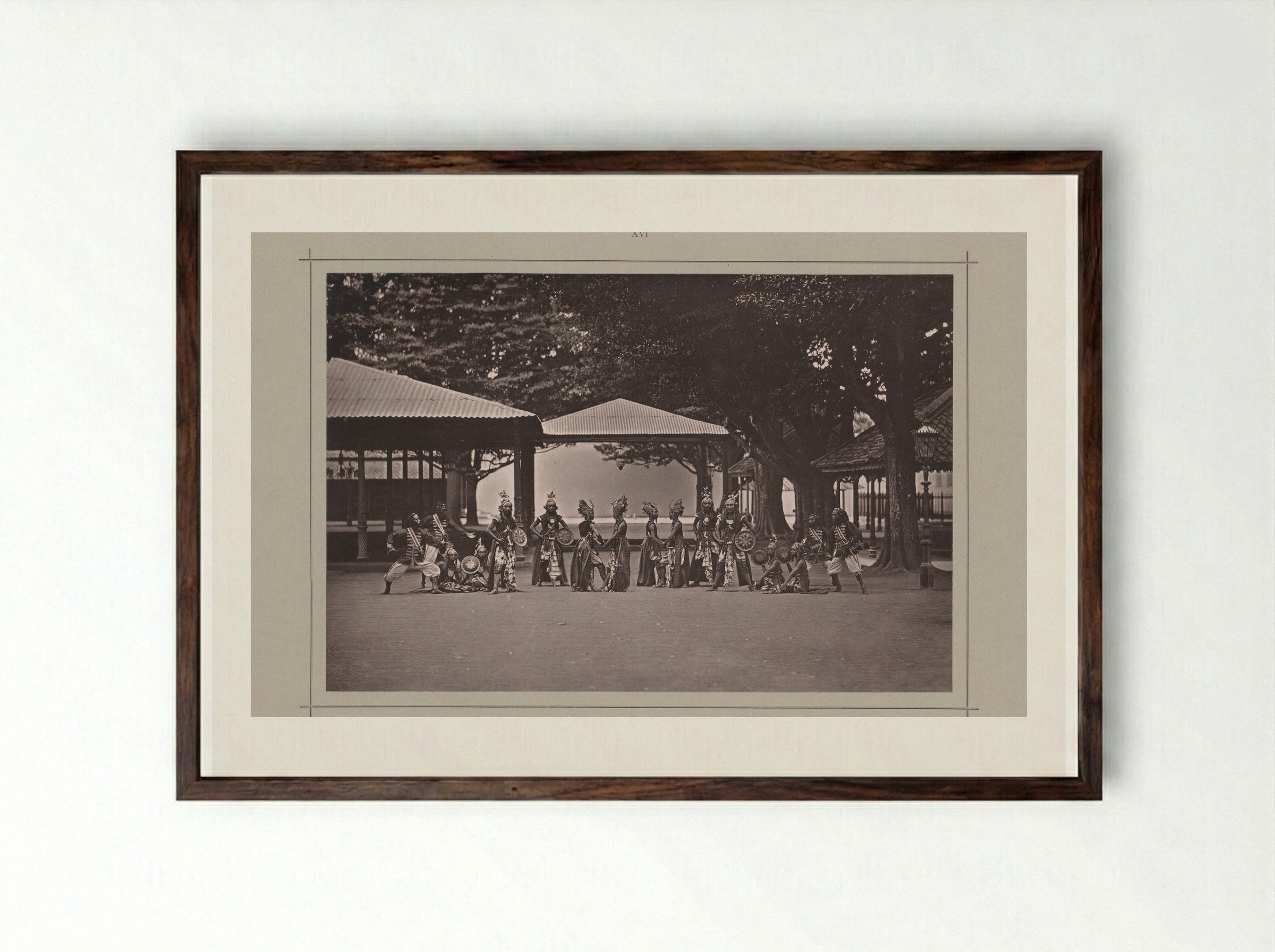 Toneelvoorstelling van een gevecht zonder wapens, in de Kraton Ngayogyakarta Hadiningrat - Kassian Céphas - Framed Print Dark Wood