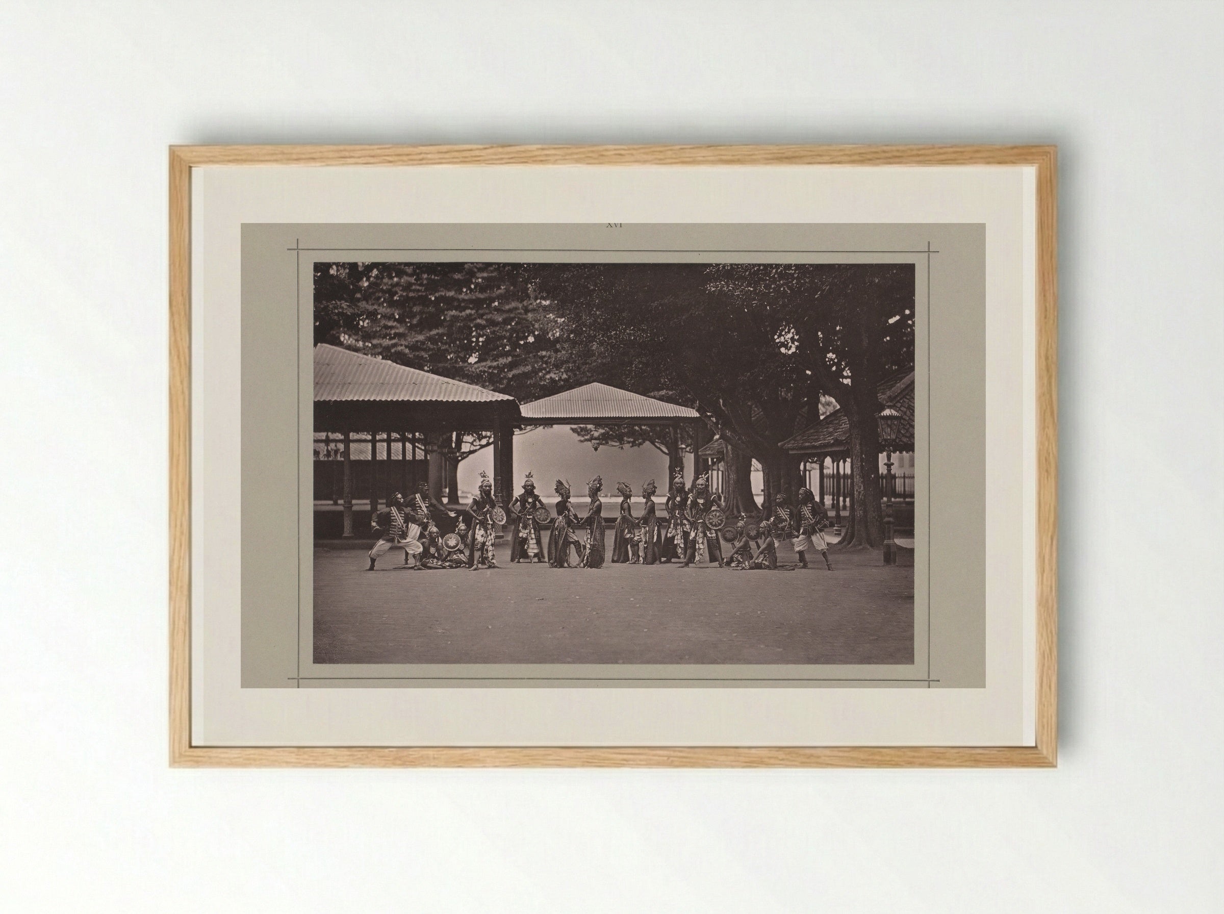 Toneelvoorstelling van een gevecht zonder wapens, in de Kraton Ngayogyakarta Hadiningrat - Kassian Céphas - Framed Print Wood