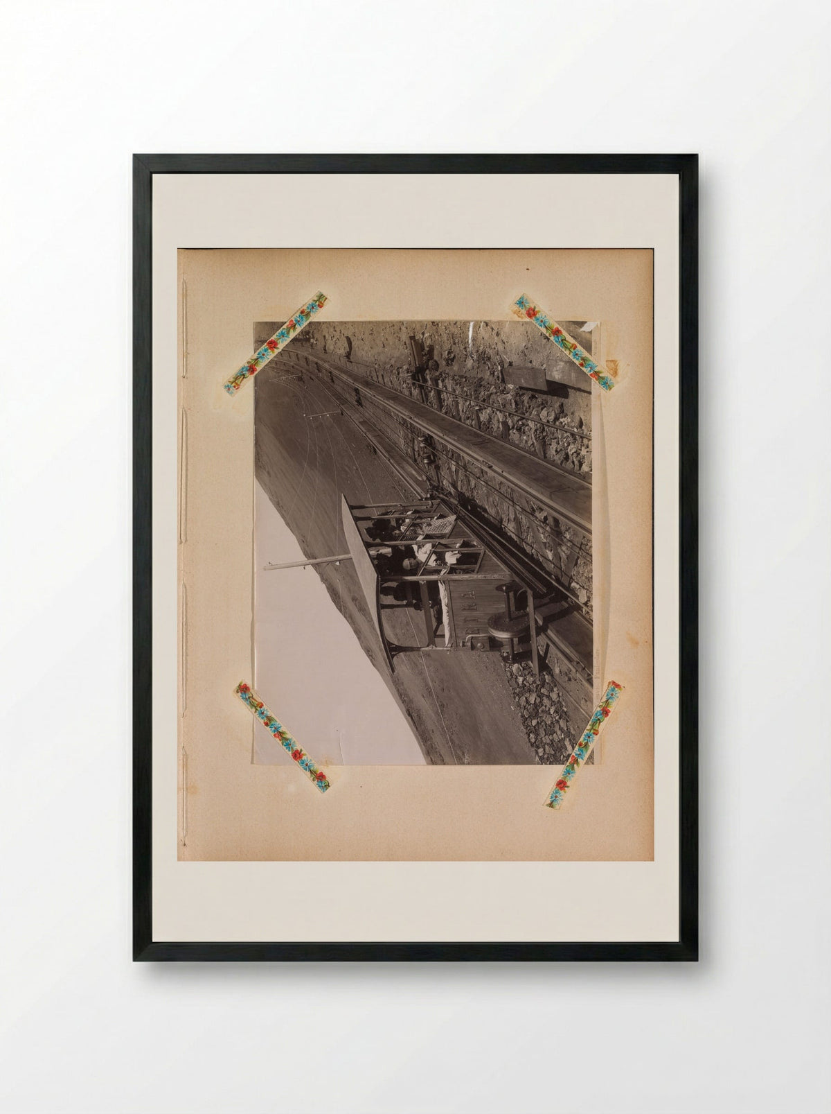 Treinstel met reizigers op de tandradspoorbaan op de flanken van de Vesuvius - Giorgio Sommer - Framed Print Black