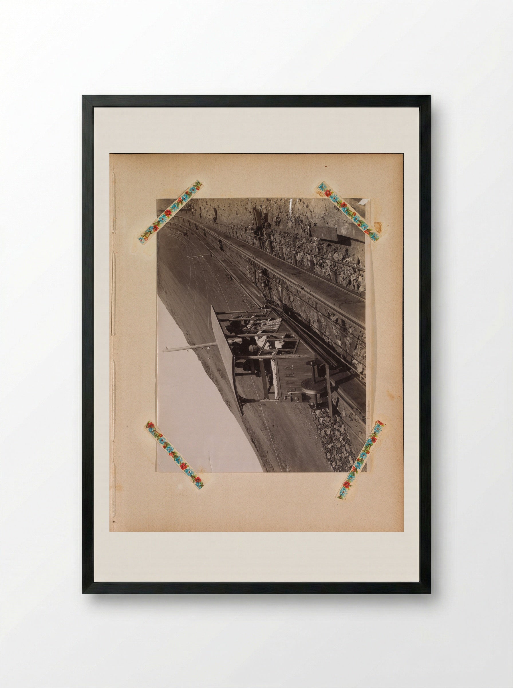 Treinstel met reizigers op de tandradspoorbaan op de flanken van de Vesuvius - Giorgio Sommer - Framed Print Black