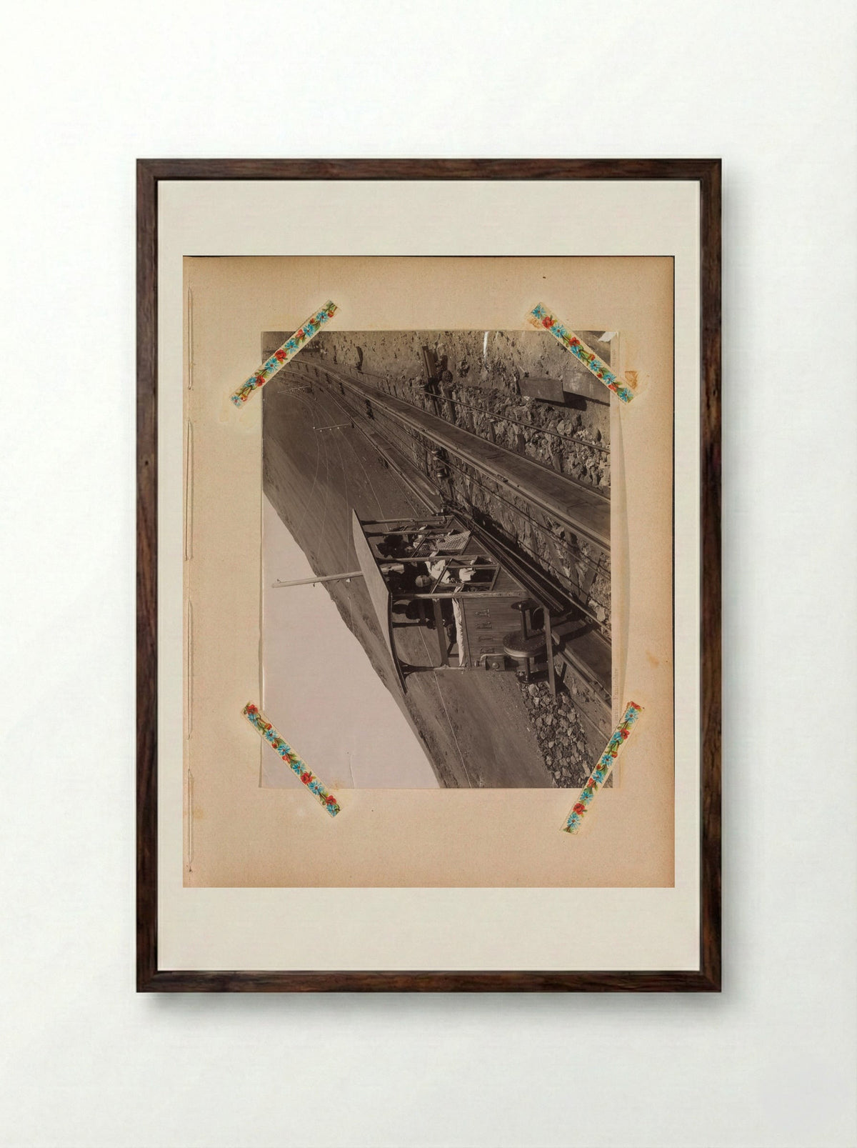 Treinstel met reizigers op de tandradspoorbaan op de flanken van de Vesuvius - Giorgio Sommer - Framed Print Dark Wood