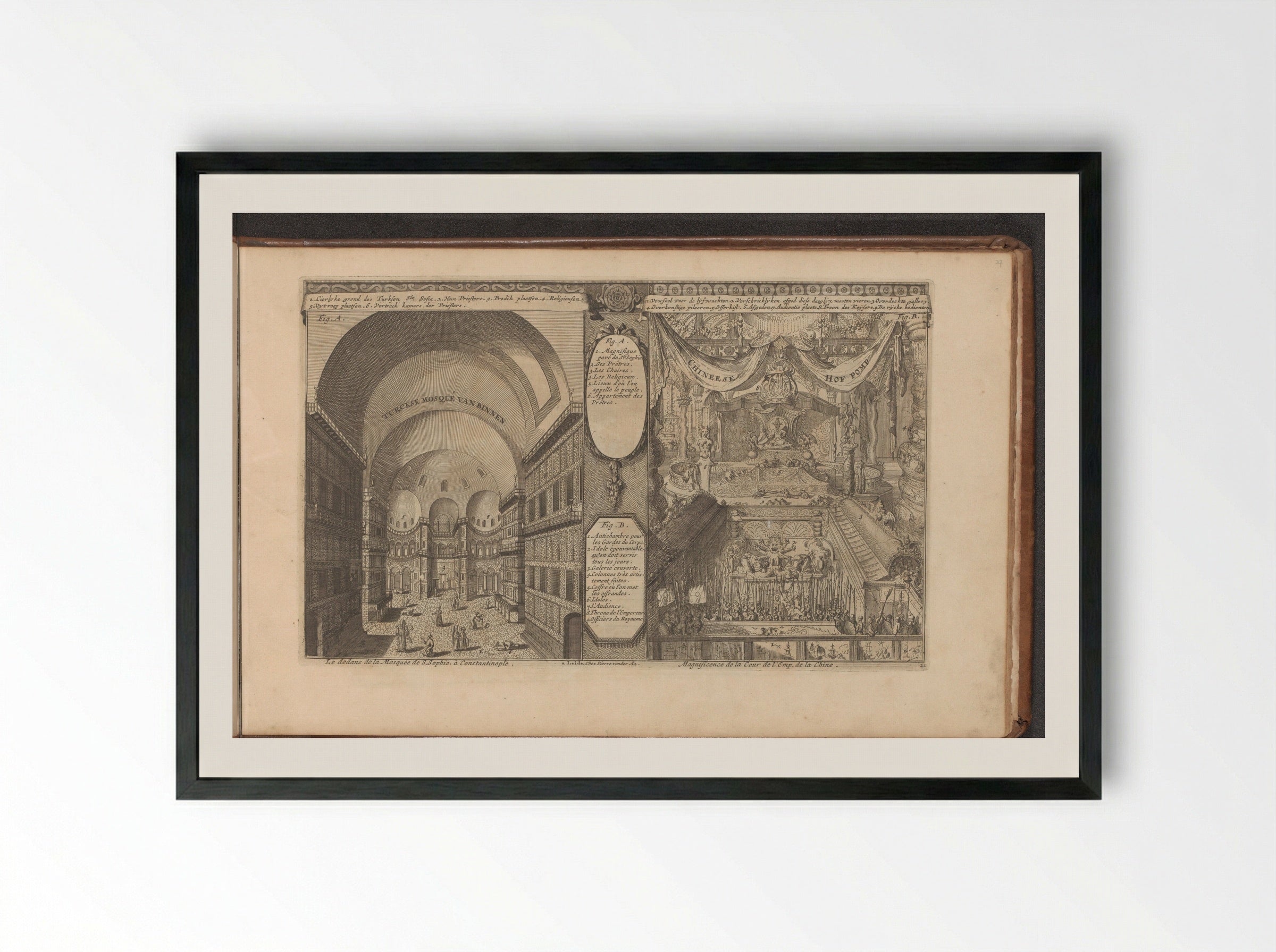 Turkse moskee in Constantinopel; Keizerlijk hof in China - Romeyn de Hooghe - Framed Print Black