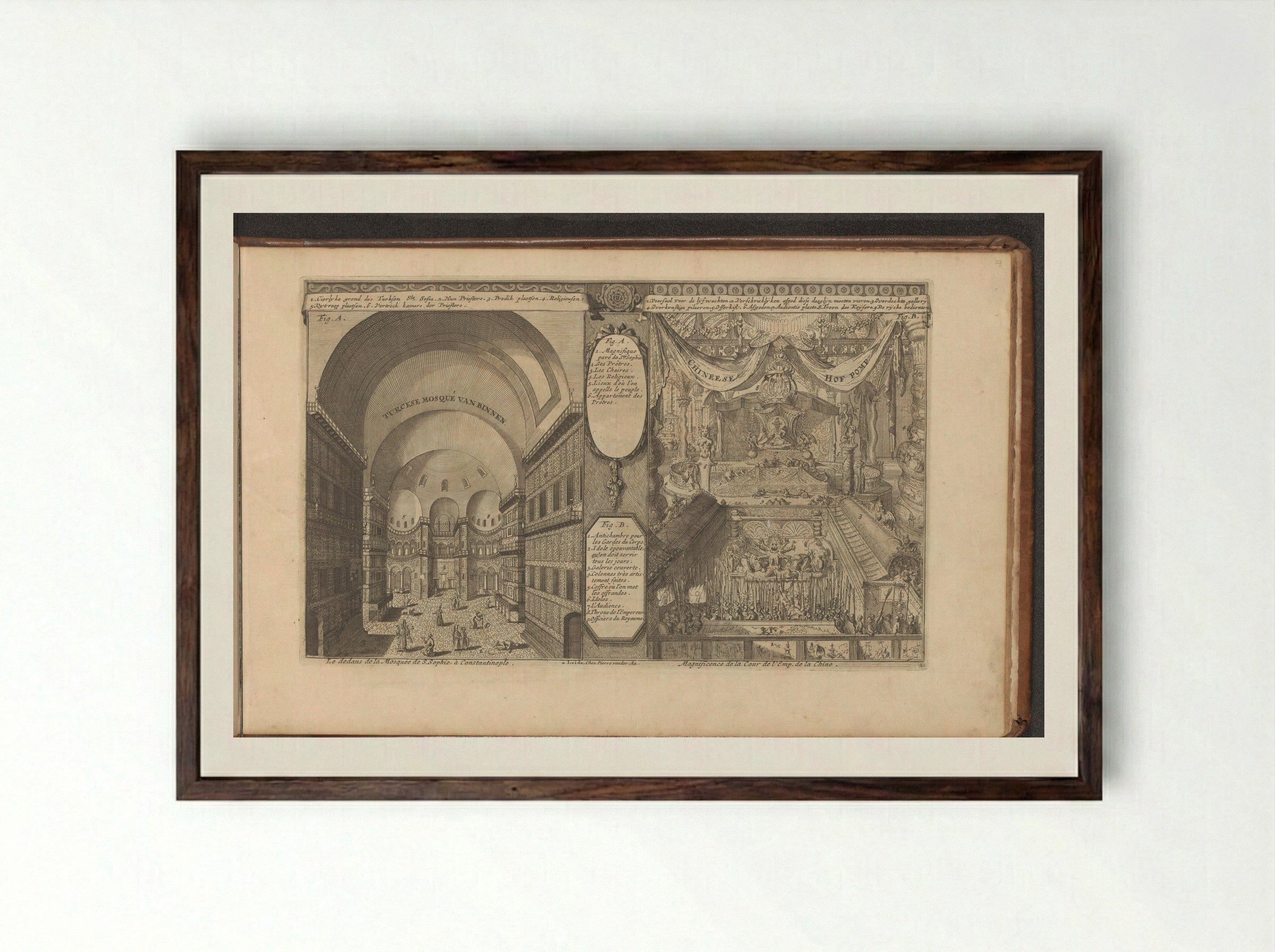 Turkse moskee in Constantinopel; Keizerlijk hof in China - Romeyn de Hooghe - Framed Print Dark Wood