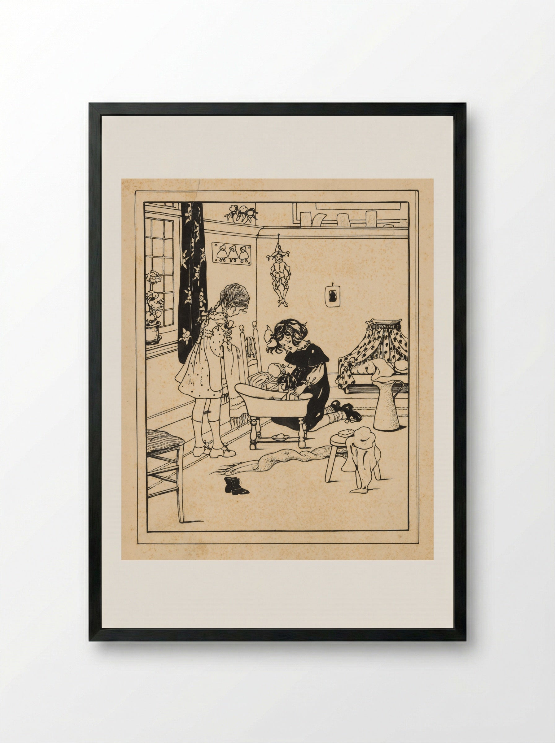 Twee meisjes doen een pop in bad - Nelly Spoor - Framed Print Black