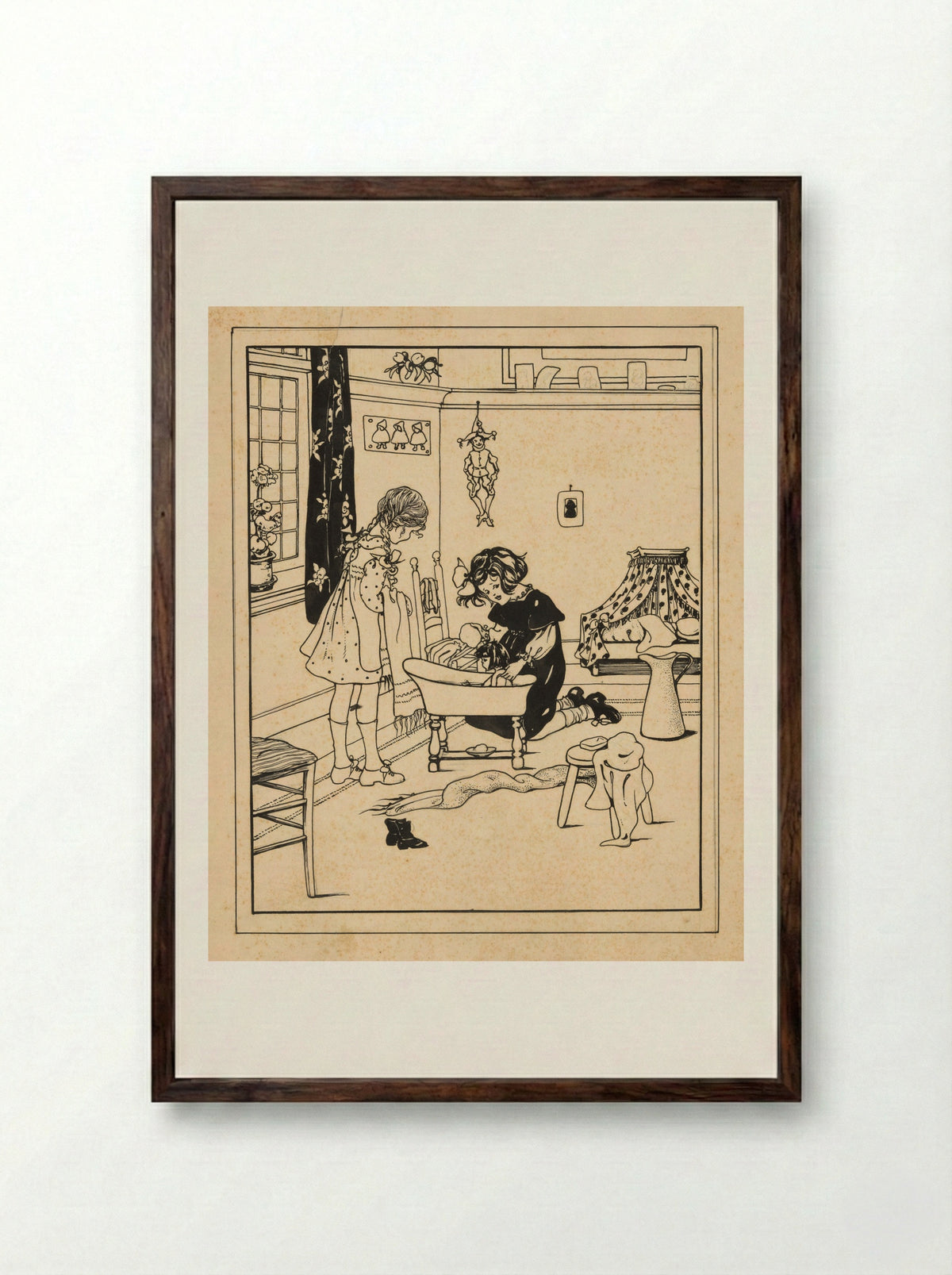 Twee meisjes doen een pop in bad - Nelly Spoor - Framed Print Dark Wood